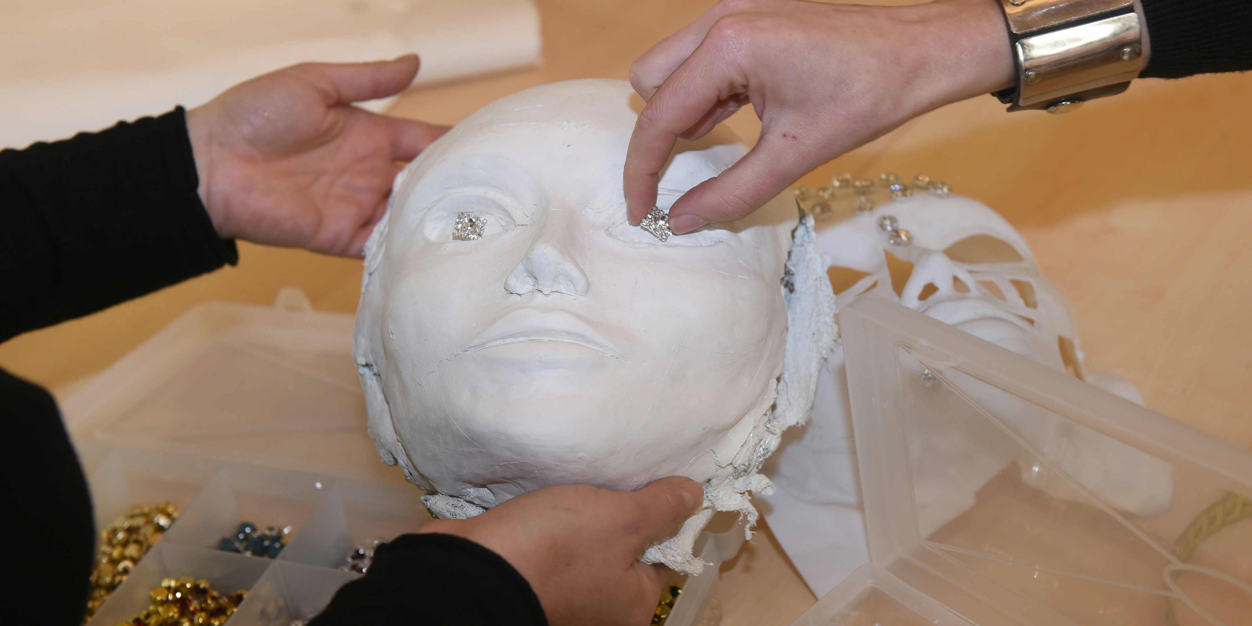 Für den "Frosch" verarbeitete das Maskenbildner-Duo 5.000 Swarovski-Steine. 