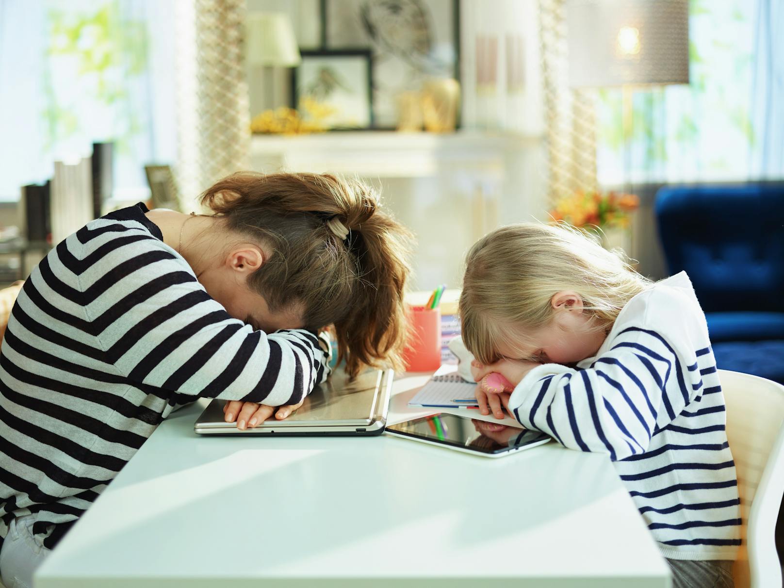 Müde Eltern und Kinder beim Homeschooling im dritten Lockdown