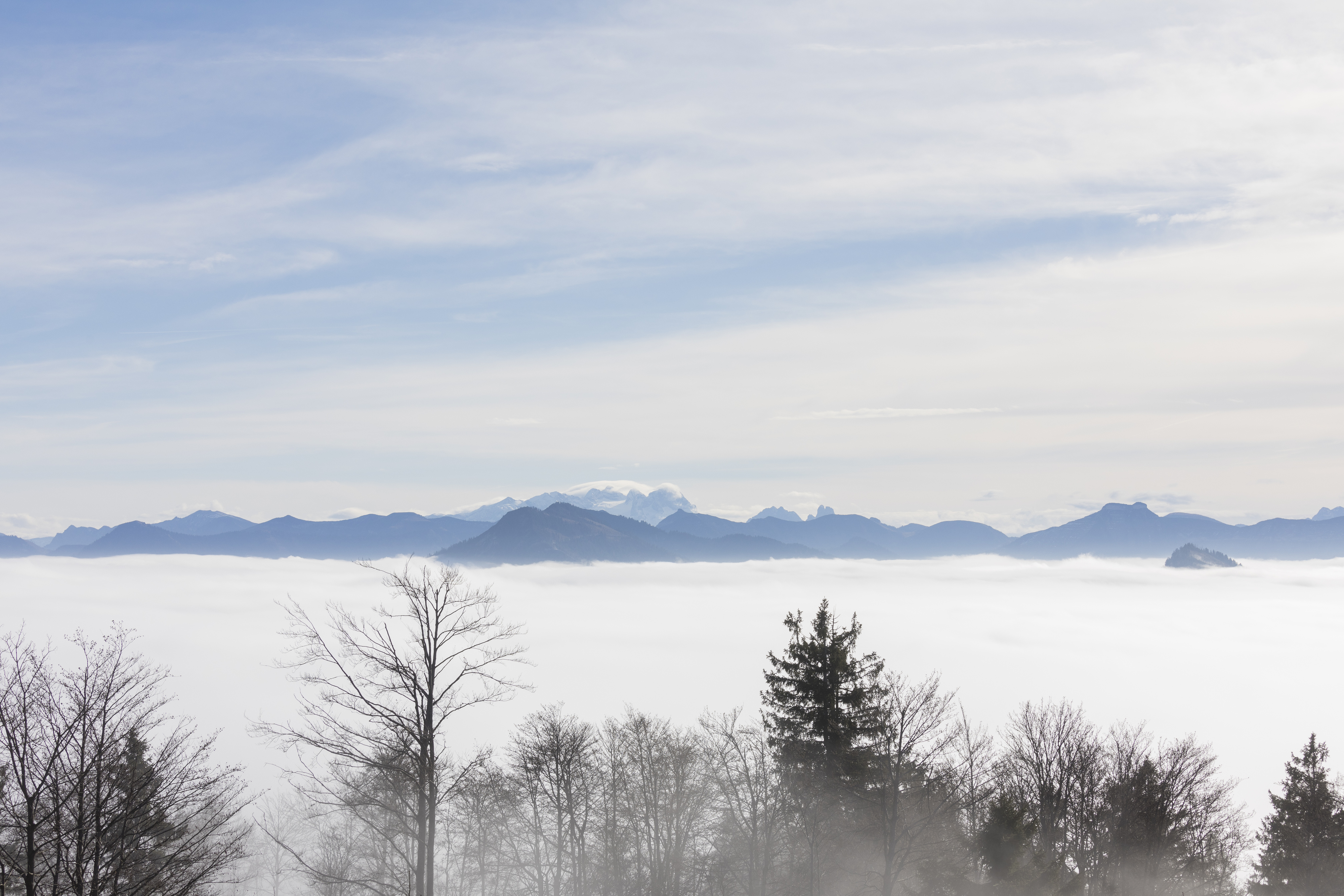 In Österreich wird man diese Woche viele Fotos machen können, die diesem ähnlich sind. Dieses Bild wurde am 26. November 2016 über der Stadt Salzburg augfenommen.