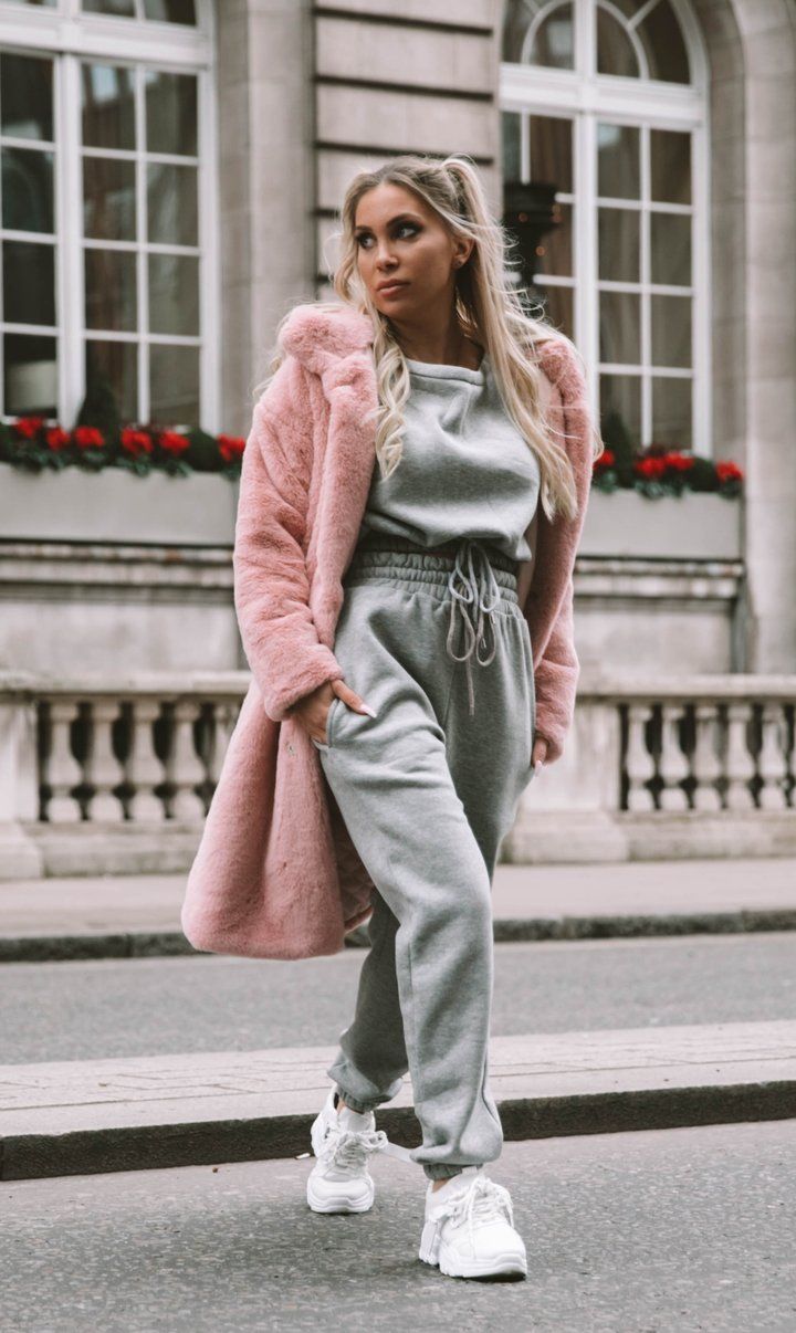 Tara kombinierte einen lässigen Look.