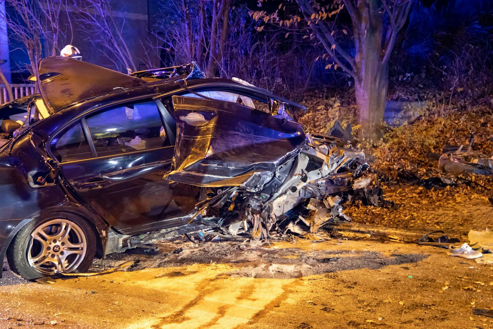 Spektakulärer Crash in der Nacht auf Dienstag in Salzburg! Ein Raser verlor die Kontrolle über seinen BMW, hob ab und prallte gegen einen Baum. Der Beifahrer musste von der Feuerwehr aus dem Wrack befreit werden.