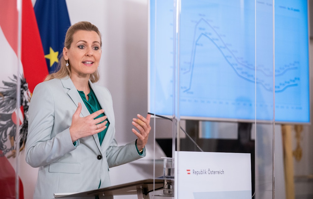 Arbeitsministerin Christine Aschbacher (ÖVP) am 24. November 2020 während einer Pressekonferenz zum Arbeitsmarkt