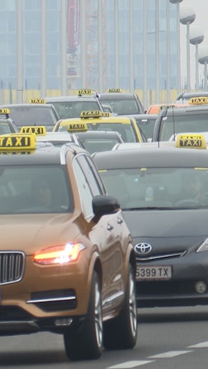 Taxi-Demo Wien: Massive Staus durch Protest gegen Uber und Billigpreise. Taxler fordern faire Preise, Gebietsschutz und strengere Kontrollen.