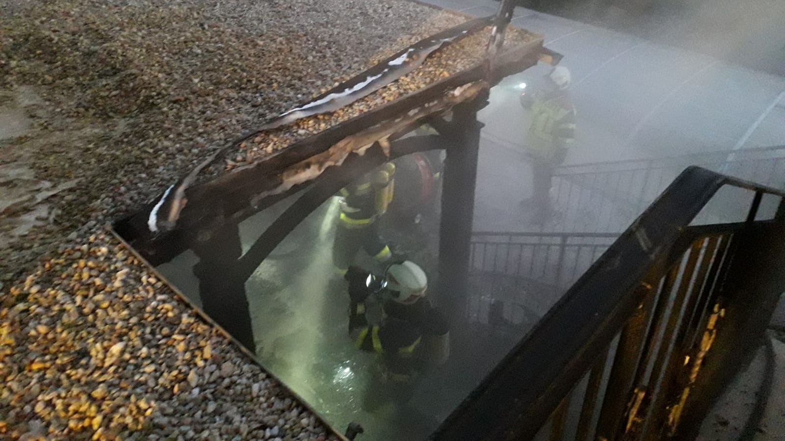 An diesem Carport brach der Brand aus (30.11.2020)