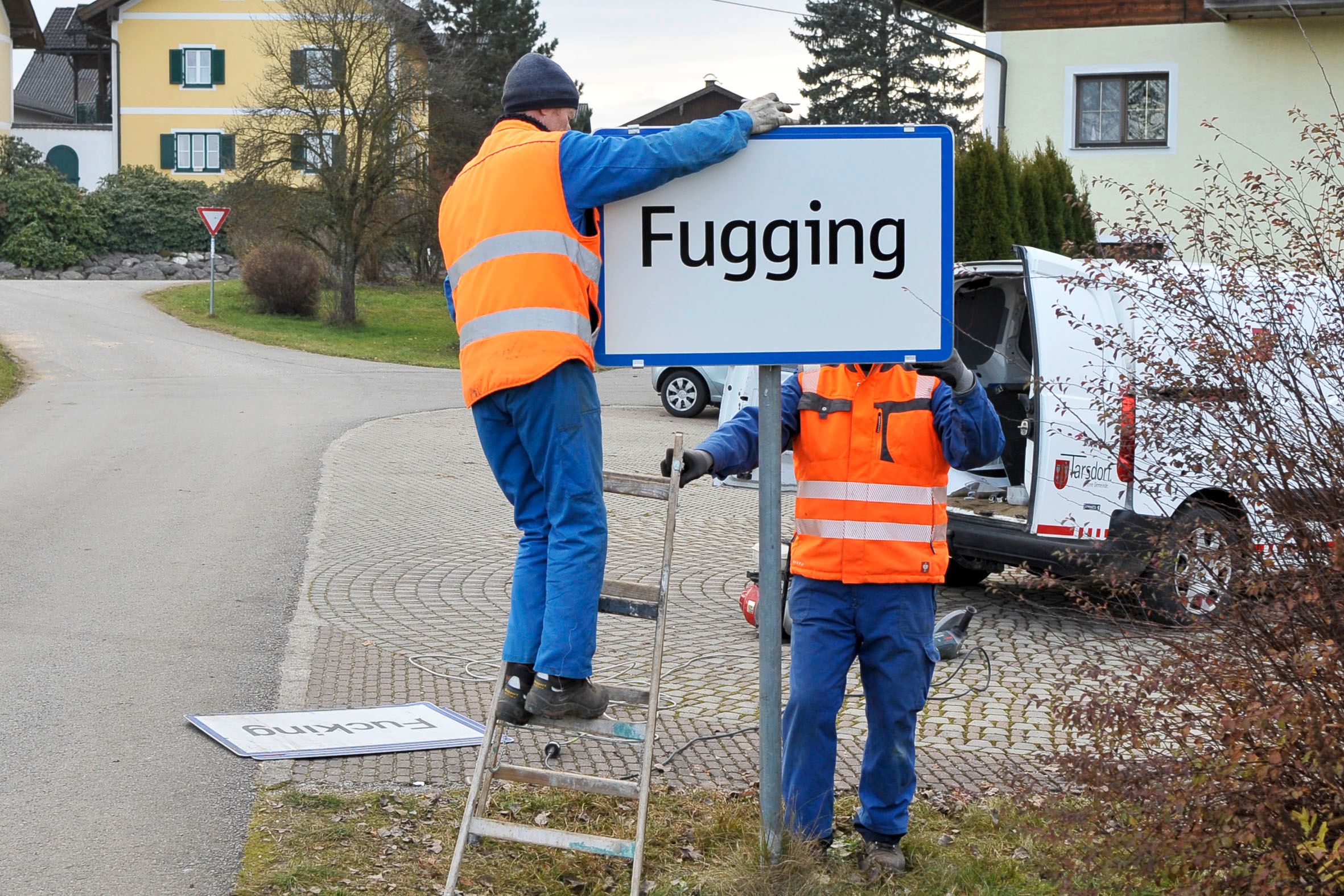 In Fucking wurden die Ortsschilder bereits ausgetauscht.