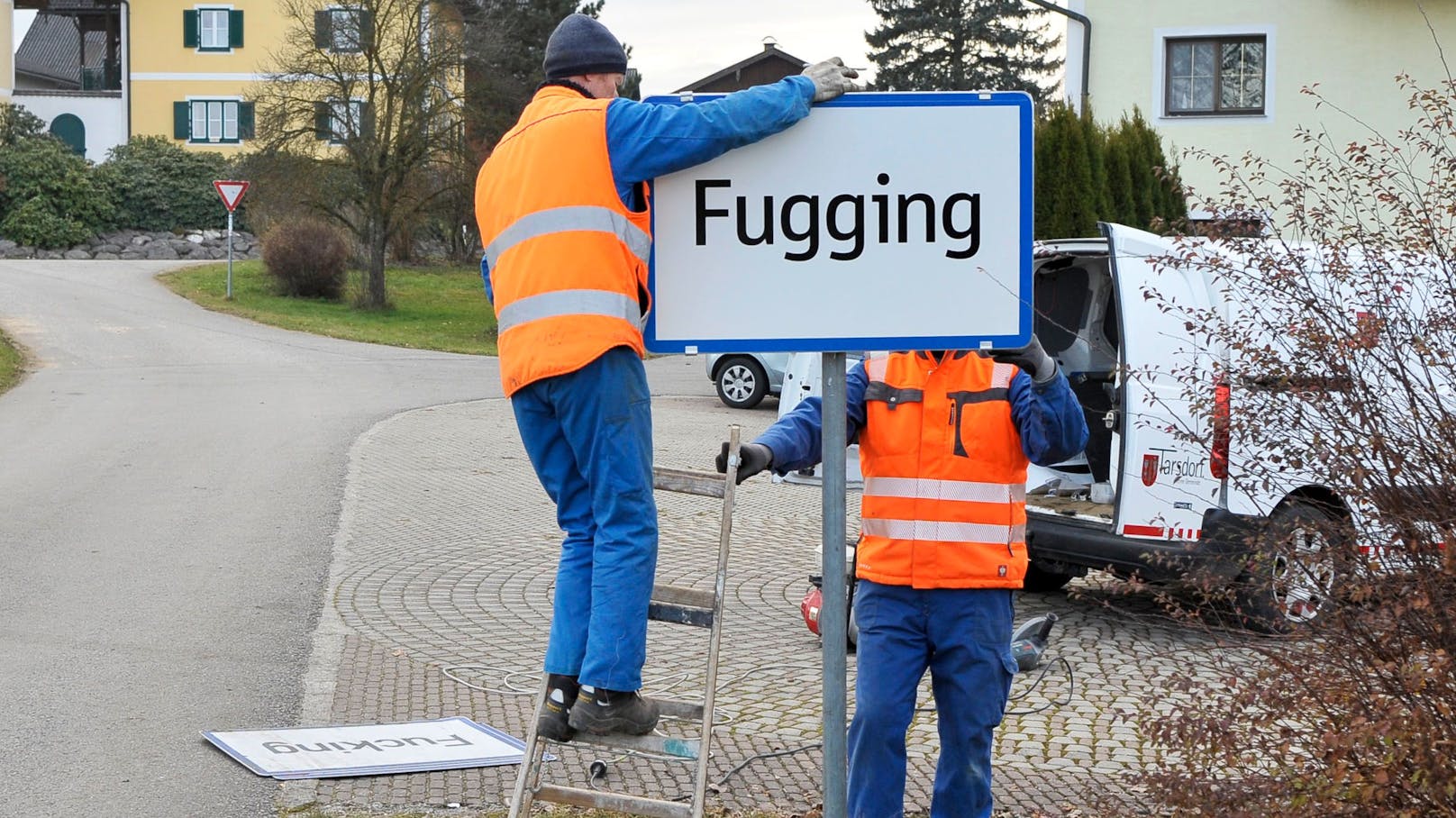 In Fucking wurden die Ortsschilder bereits ausgetauscht.