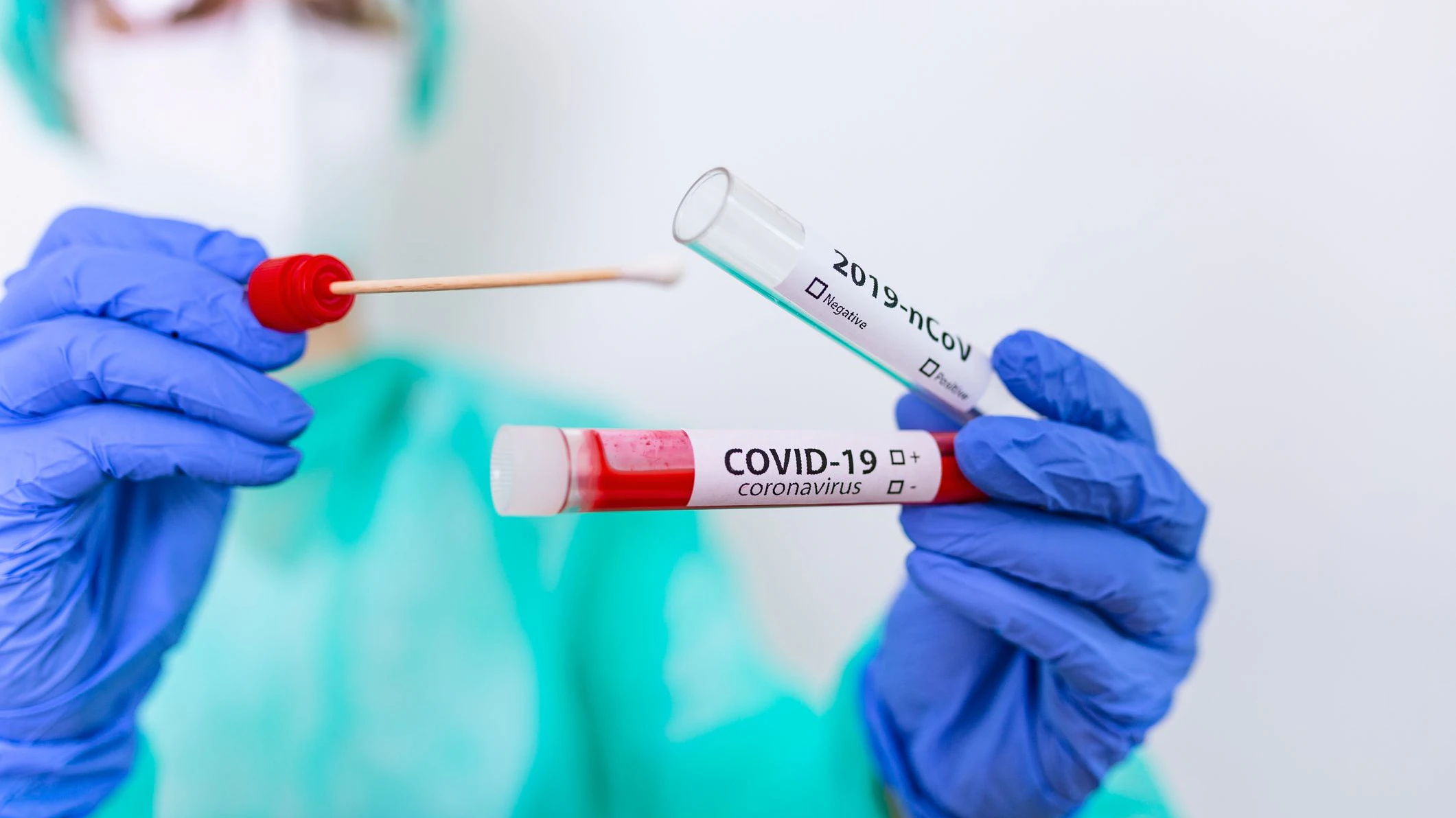 Die einen beschreiben ihn als äußerst unangenehm, andere wiederum empfinden ihn als kurz und schmerzlos: Der Corona-Test kann auf zwei Arten durchgeführt werden.