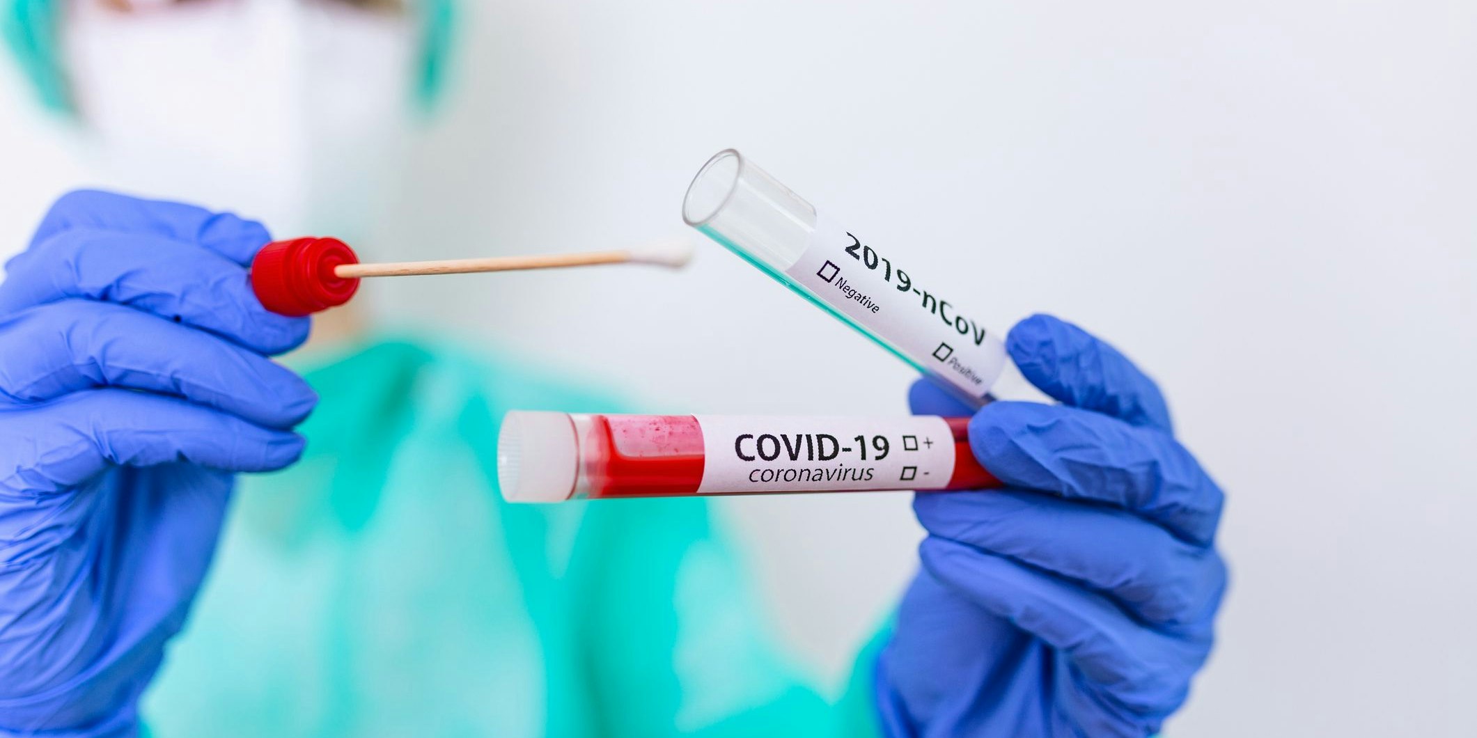 Die einen beschreiben ihn als äußerst unangenehm, andere wiederum empfinden ihn als kurz und schmerzlos: Der Corona-Test kann auf zwei Arten durchgeführt werden.