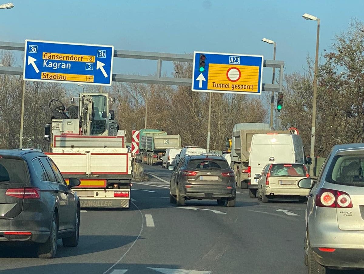 Laut ÖAMTC kommt gibt es einen Stau.