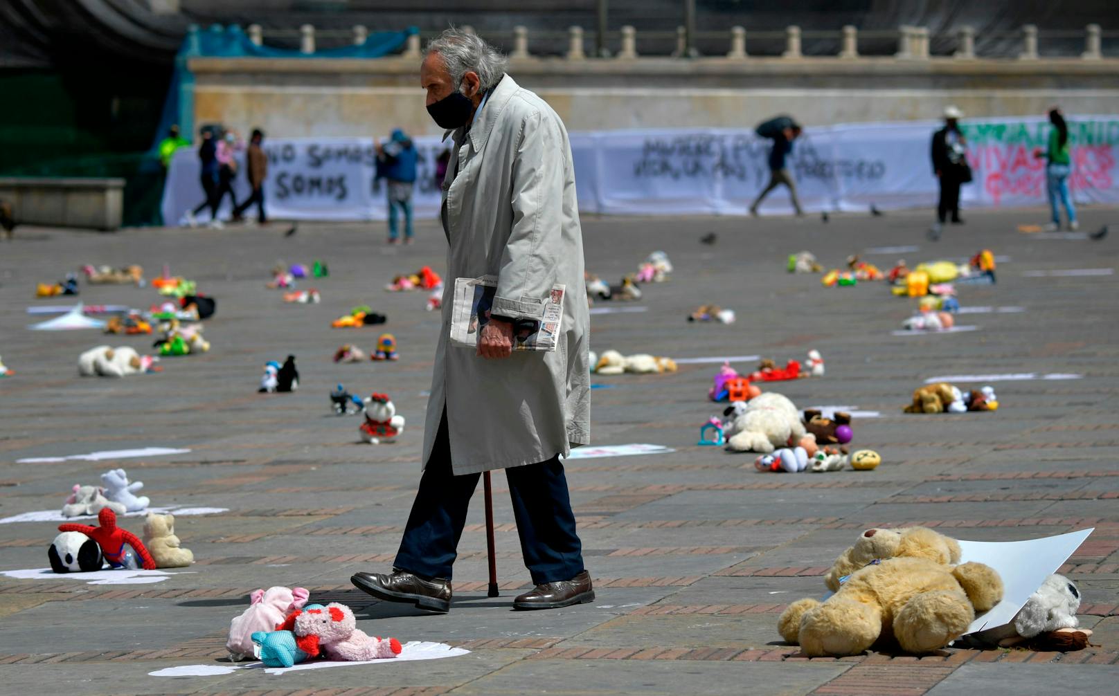 Eine symbolische Demonstration am Bolivar-Platz vor dem Parlament in Bogota. Etwa 1.000 Teddybären und Spielzeuge fordern Sanktionen gegen Kindesmissbrauch.<br>