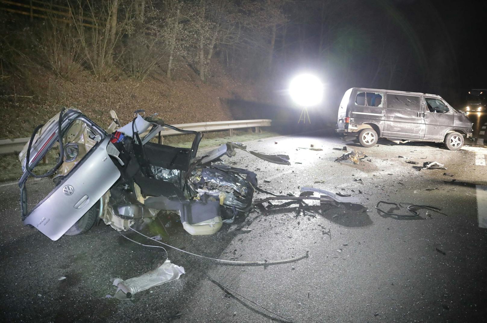 Schrecklicher Unfall in Bayern! Eine 21-Jährige geriet mit ihrem VW Polo auf die Gegenfahrbahn und rammte einen Kleinbus. Dabei wurde der Polo in zwei Teile gerissen. Für die Autofahrerin kam jede Hilfe zu spät.