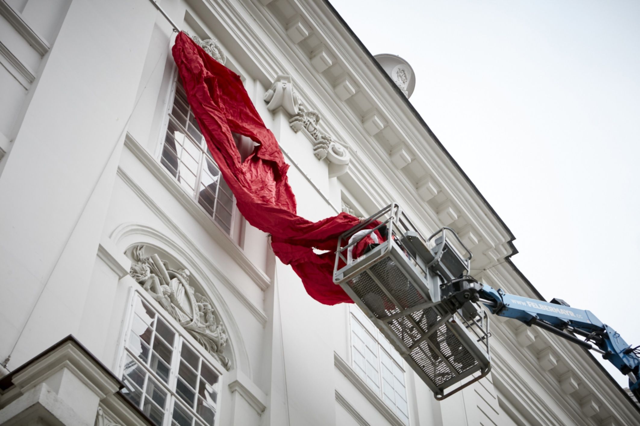 Hängung des Red Ribbon am Josefsplatz