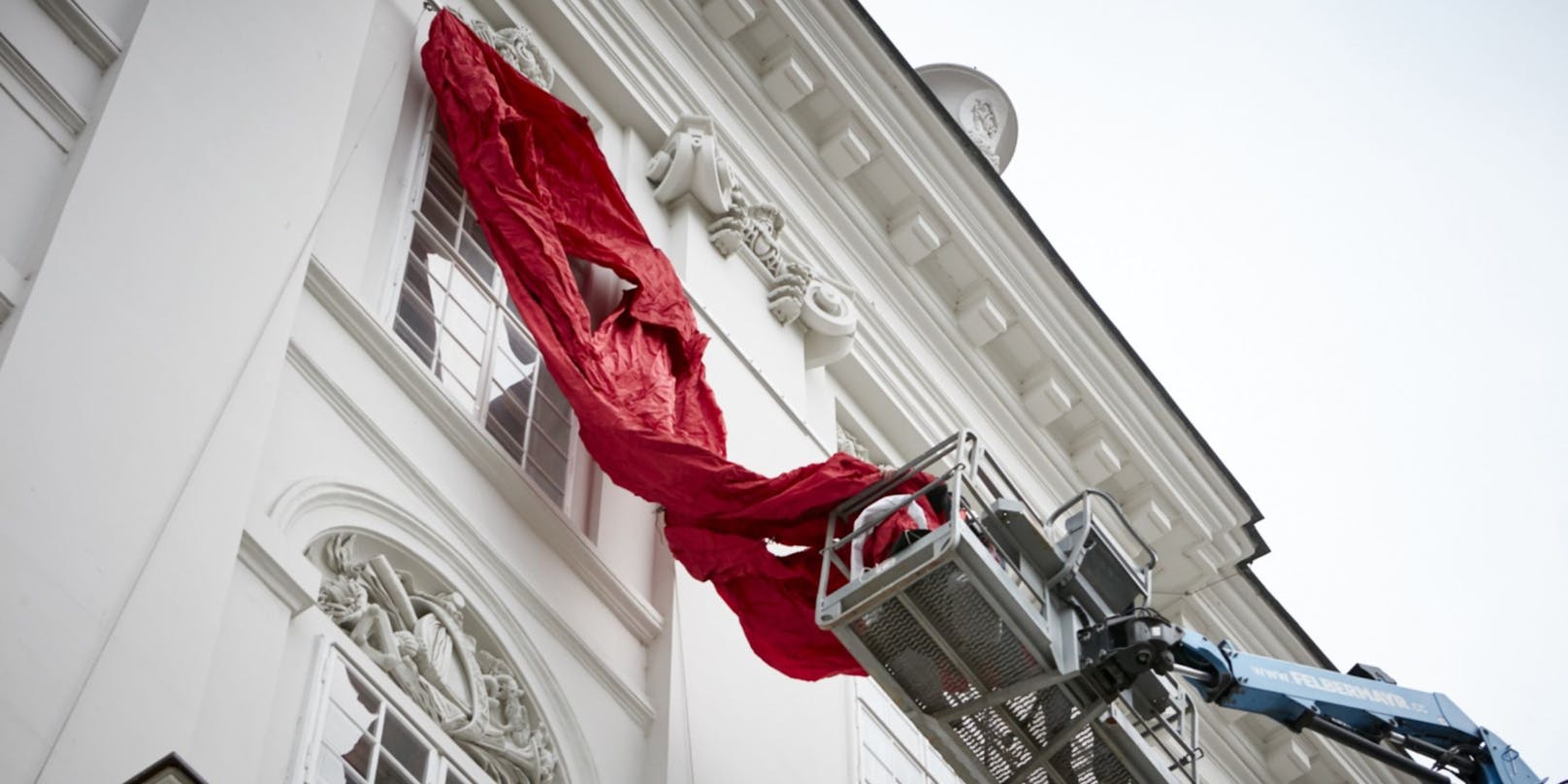 Hängung des Red Ribbon am Josefsplatz