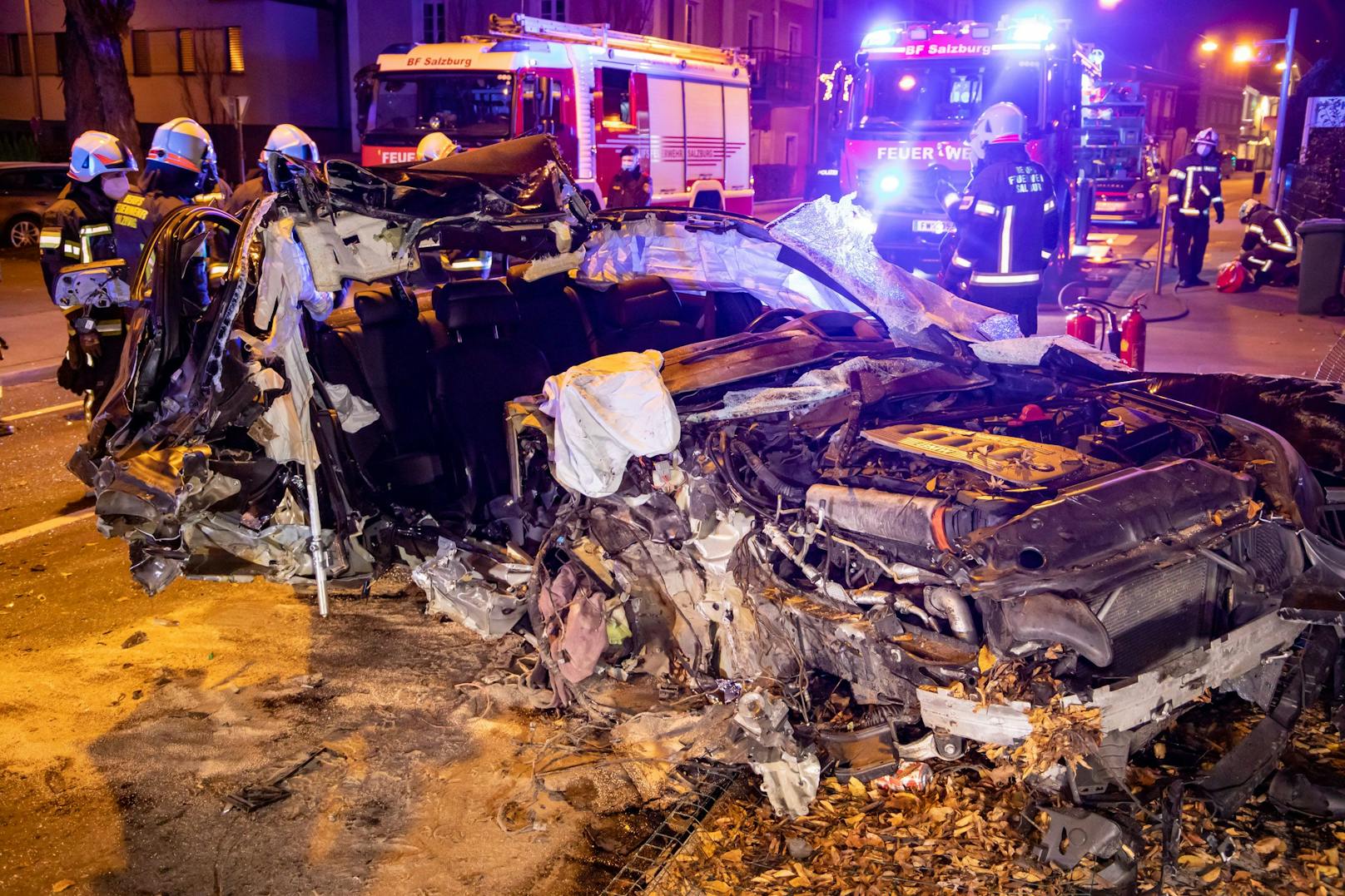Spektakulärer Crash in der Nacht auf Dienstag in Salzburg! Ein Raser verlor die Kontrolle über seinen BMW, hob ab und prallte gegen einen Baum. Der Beifahrer musste von der Feuerwehr aus dem Wrack befreit werden.