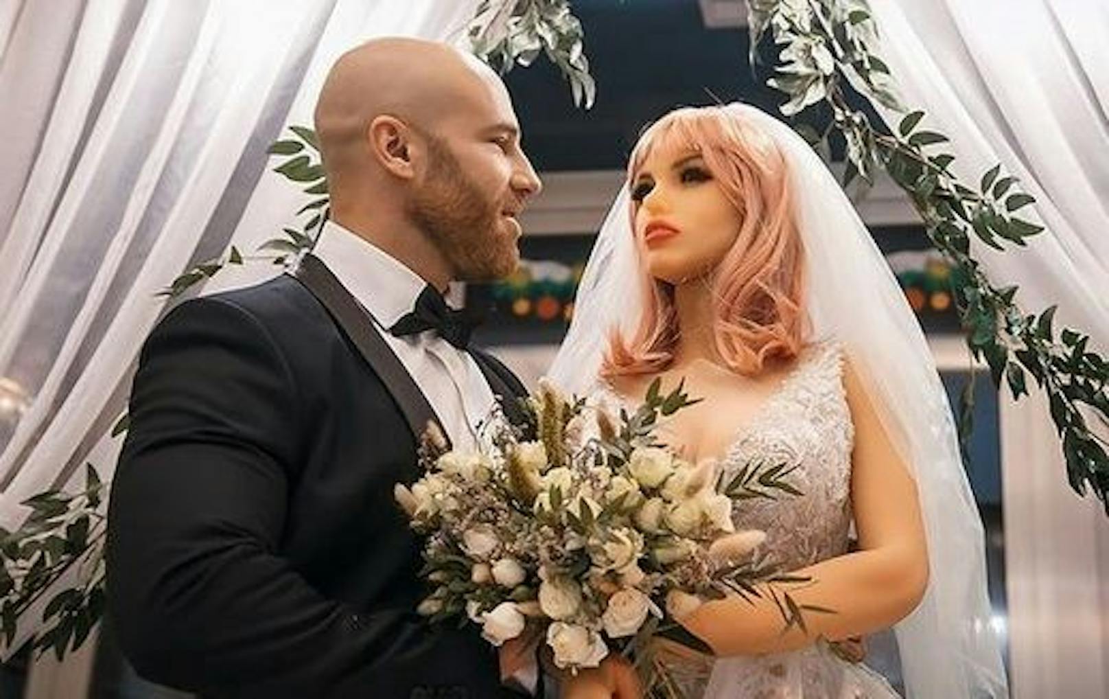 Skurril: Bodybuilder heiratet seine Sex-Puppe