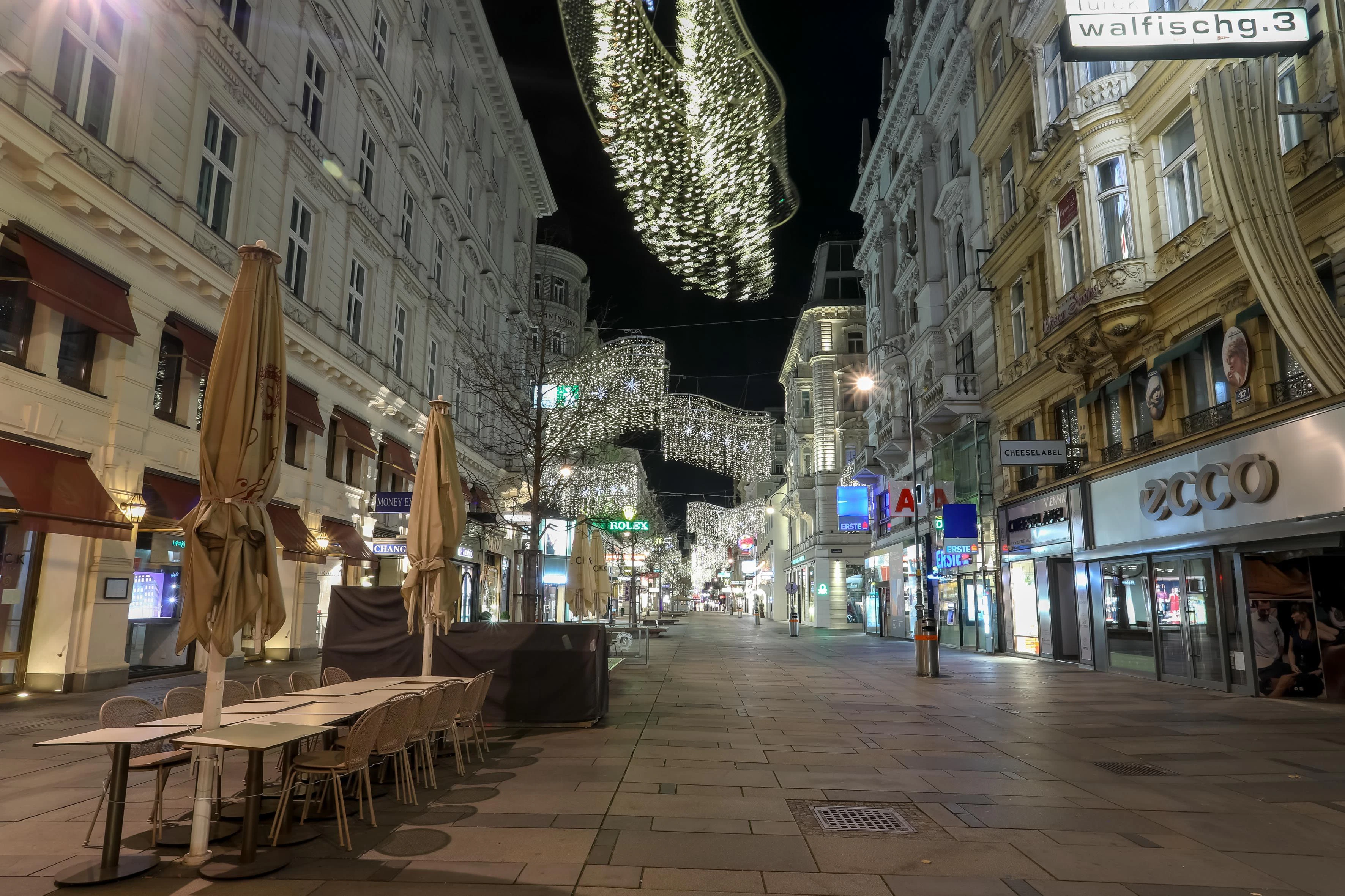 Download von www.picturedesk.com am 01.12.2020 (19:18).  18.11.2020, Innere Stadt, VERLASSENES WIEN, eine Weltstadt in der COVID-19 Pandemie in der Vorweihnachtszeit.im Bild: Kärntner Straße Fußgängerzone Stimmung, Übersicht, Ohne Touristen u. Besucher  _ - 20201118_PD10516 - Rechteinfo: Rights Managed (RM)