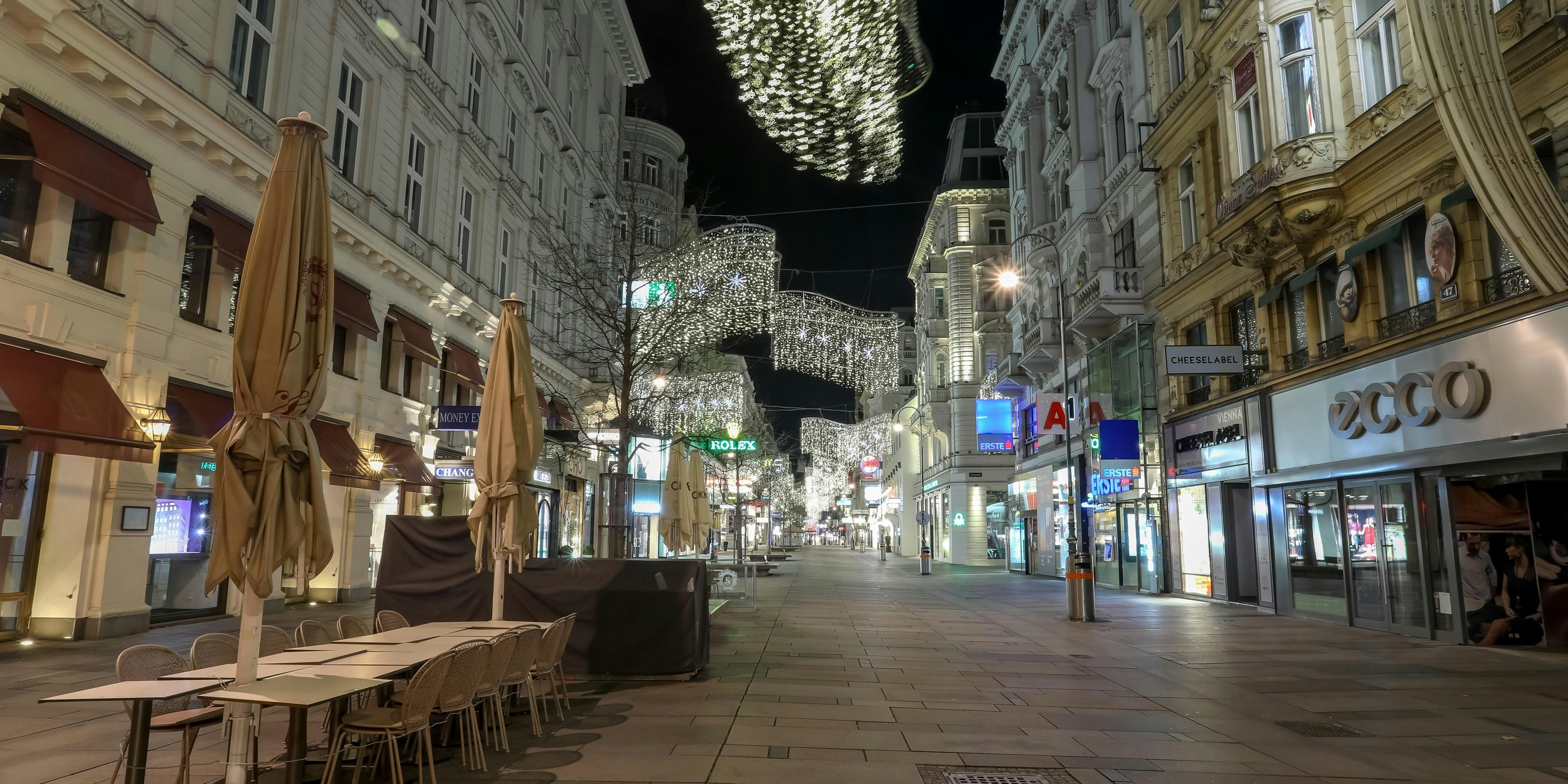 Download von www.picturedesk.com am 01.12.2020 (19:18).  18.11.2020, Innere Stadt, VERLASSENES WIEN, eine Weltstadt in der COVID-19 Pandemie in der Vorweihnachtszeit.im Bild: Kärntner Straße Fußgängerzone Stimmung, Übersicht, Ohne Touristen u. Besucher  _ - 20201118_PD10516 - Rechteinfo: Rights Managed (RM)