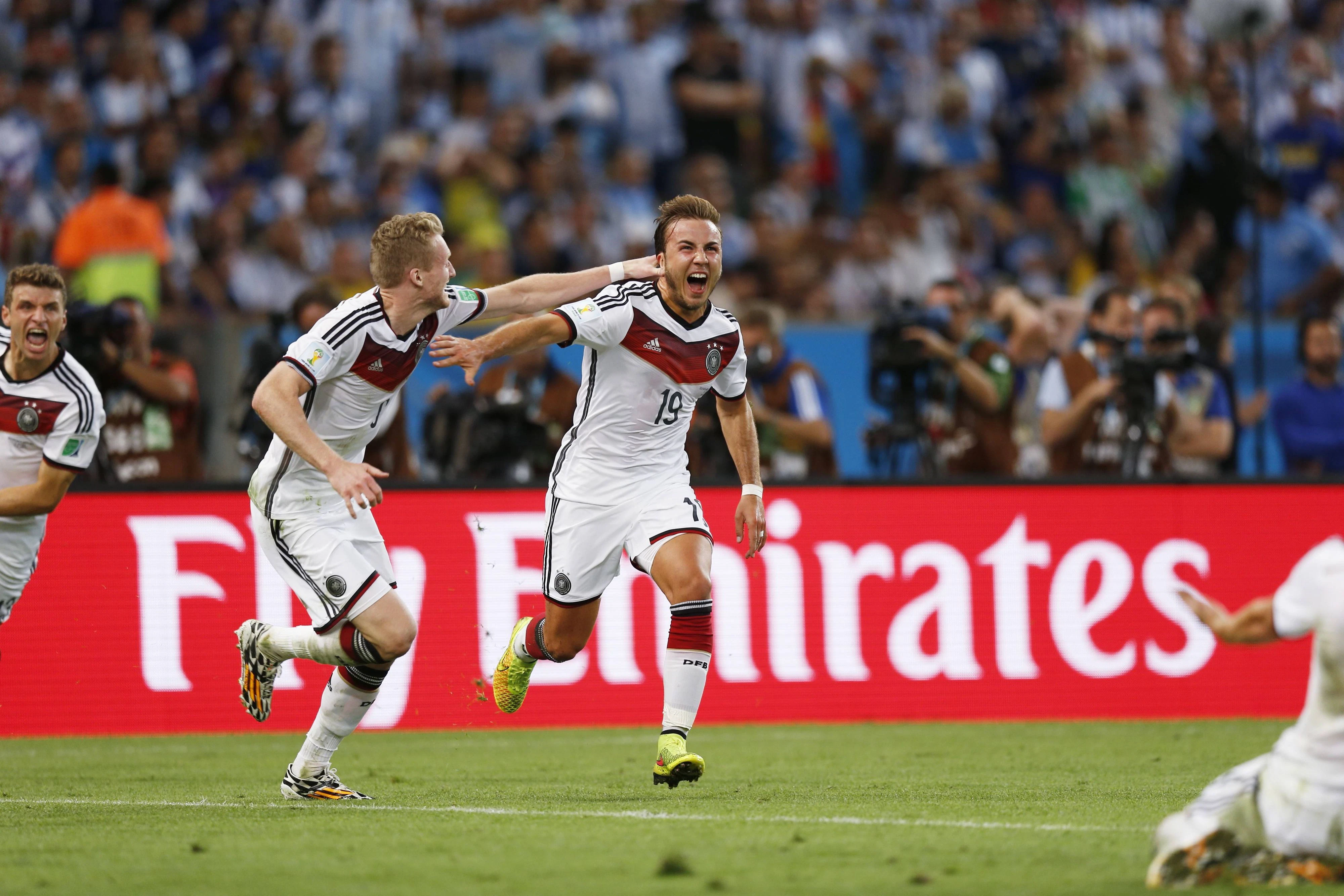 Mario Götze (r.) jubelt über sein Goldtor zum Weltmeistertitel 2014, Andre Schürrle leistete die Vorarbeit.