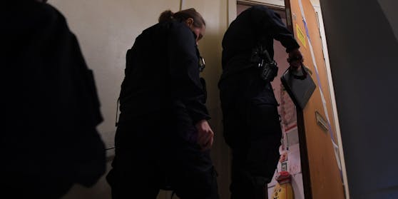 Polizisten betreten die Wohnung in Haninge.