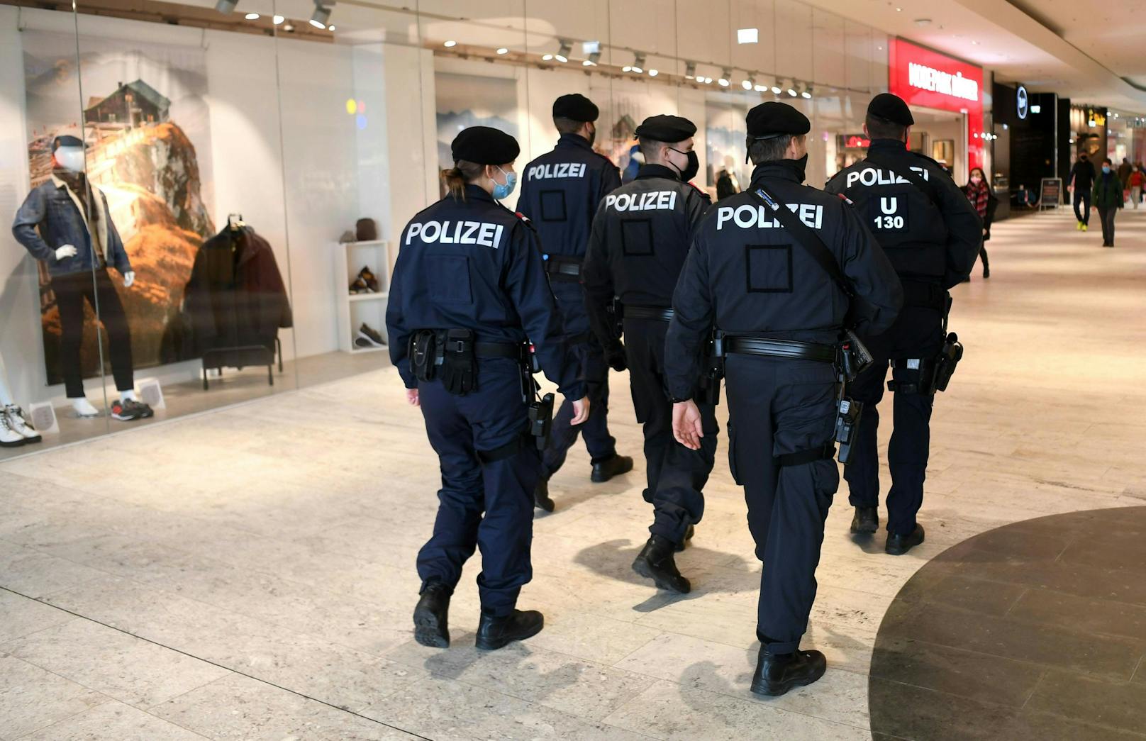 Polizei in einem Wiener Einkaufszentrum auf Corona-Kontrollgang