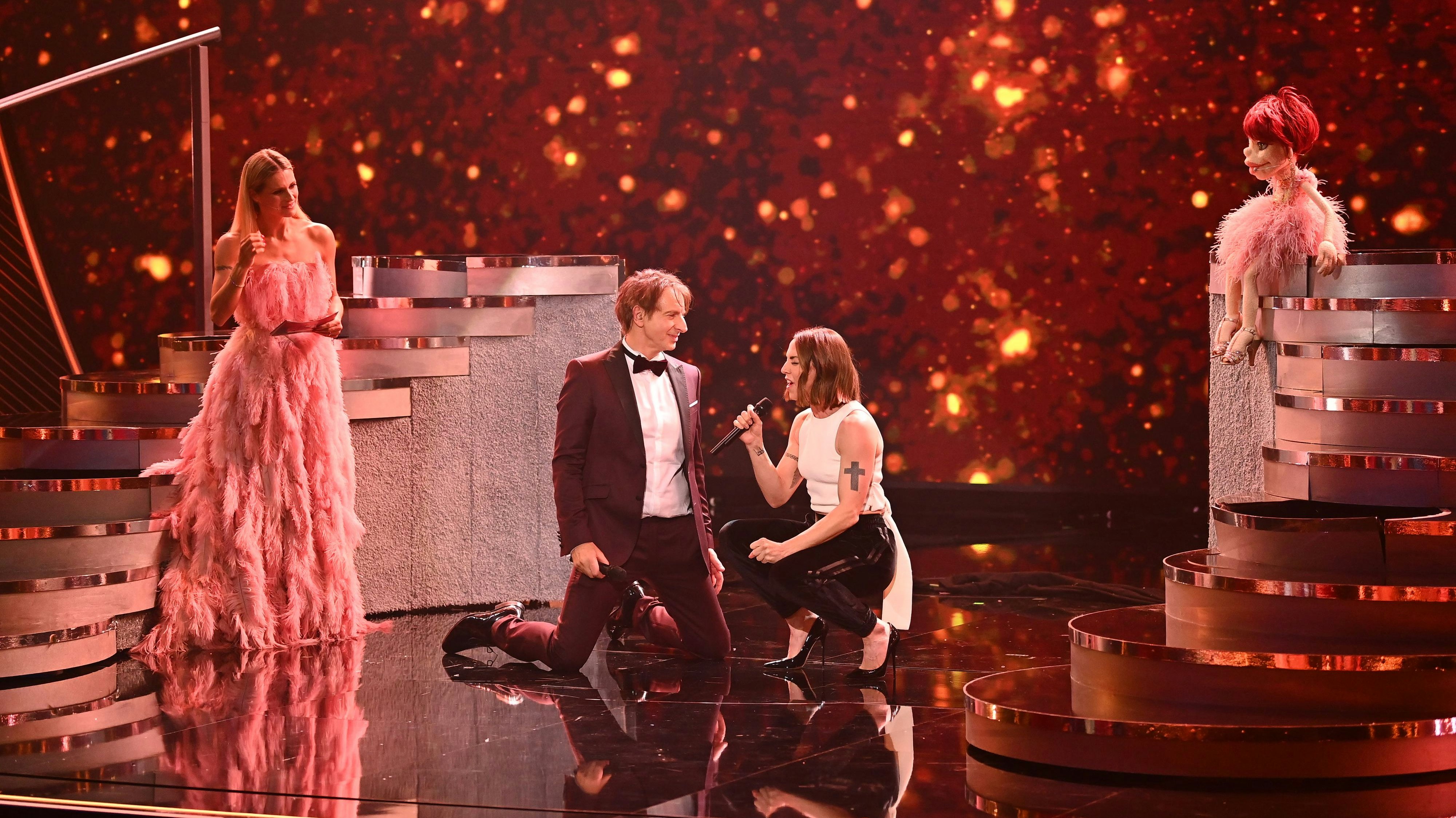 In der Auftaktfolge wurde enthüllt, dass <strong>Melanie C</strong> als Puppen-Diva "Francesca de Rossi" an der Seite von <strong>Ingolf Lück</strong> sang.