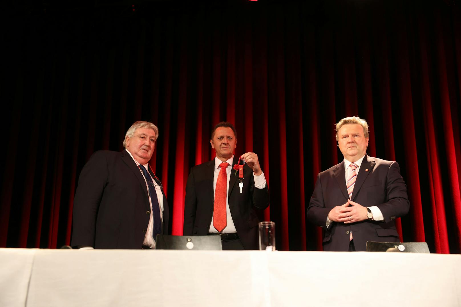 Der scheidende Bezirkschef Paul Stadler (FPÖ) übergab gestern den Schlüssel an seinen Nachfolger Thomas Steinhart.