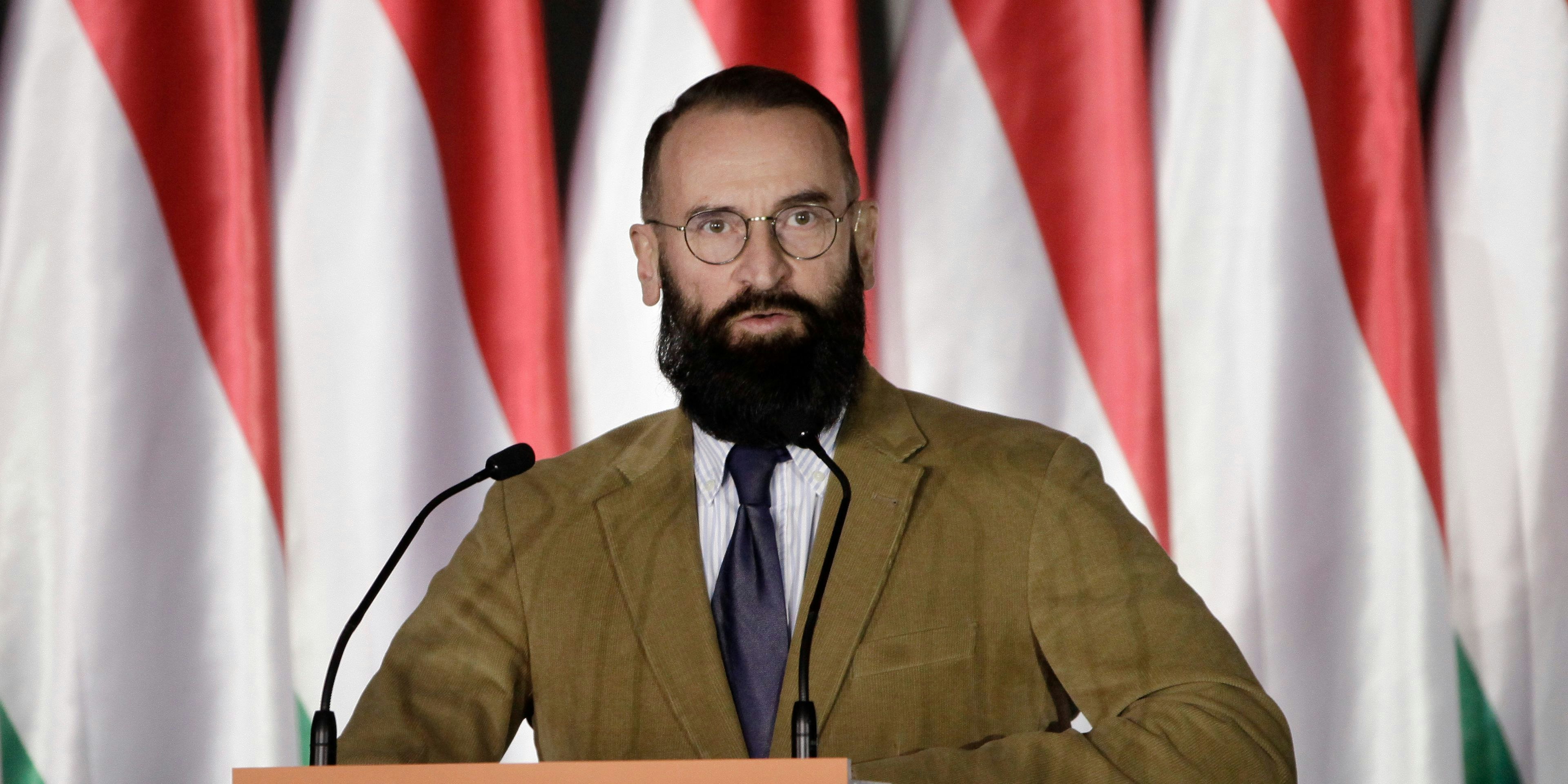 Jozsef Szajer von der Fidesz-Partei, der auch Viktor Orban angehört, trat zurück, vermutlich weil er bei einer Sex-Party erwischt wurde.