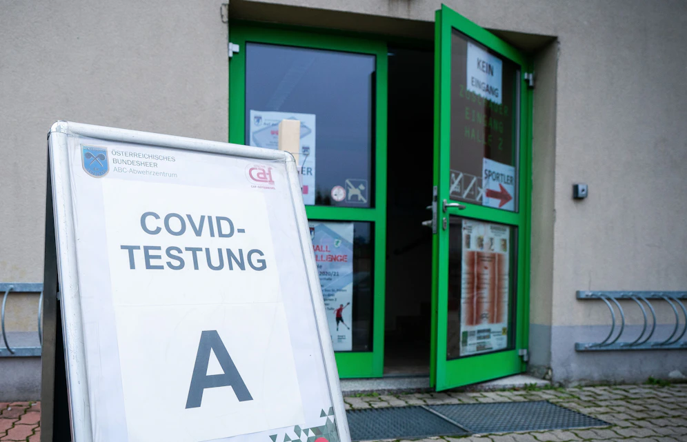 Im Rahmen eines Medientermins zeigt das Bundesheer in Korneuburg am Freitag, 27. November 2020, die Organisation und die Abläufe in und rund um eine Corona-Teststraße, von der Registrierung bis zum Antigen-Test, wie sie bei der Massentestung zum Einsatz kommt.