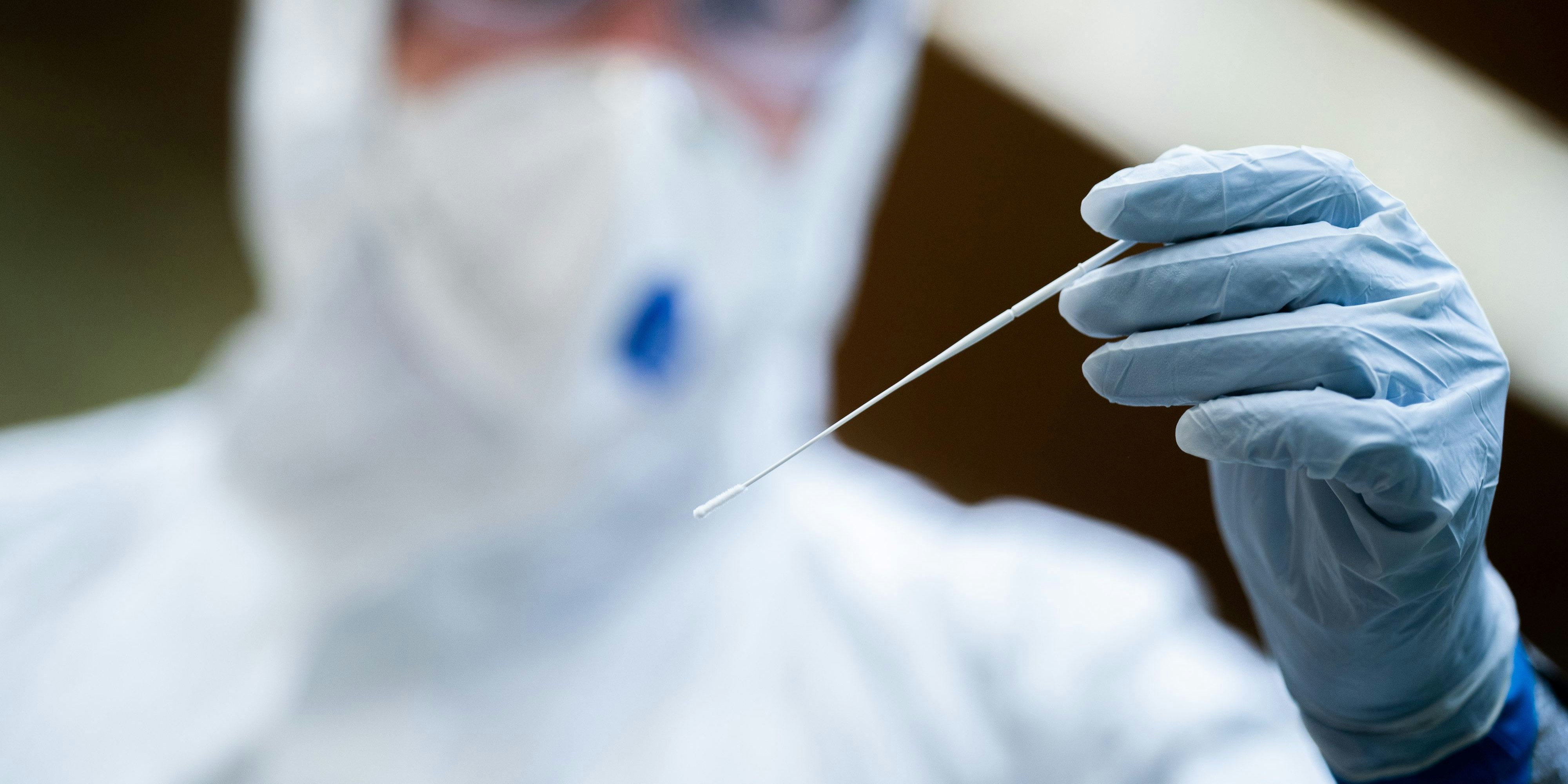 Download von www.picturedesk.com am 01.12.2020 (13:34).  ABD0060_20201127 - KORNEUBURG - ÖSTERREICH: Im Rahmen eine Medientermins zeigt das Bundesheer in Korneuburg am Freitag, 27. November 2020, die Organisation und die Abläufe in und rund um eine Corona-Teststraße, von der Registrierung bis zum Antigen-Test, wie sie bei der Massentestung nächster Woche zum Einsatz kommen werden. Im Bild: Ein Mediziner hält ein Teststäbchen für einen Antigen-Test. - FOTO: APA/GEORG HOCHMUTH - 20201127_PD2997 - Rechteinfo: Rights Managed (RM)