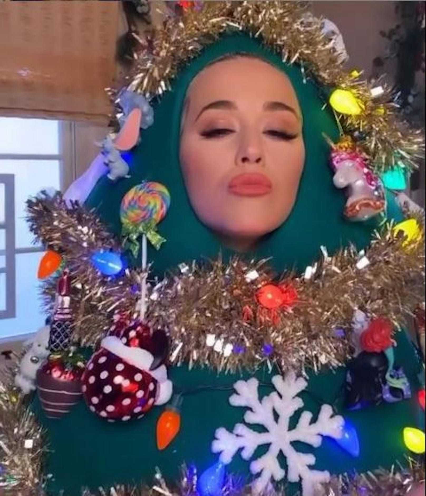 01.12.2020: Sängerin <strong>Katy Perry</strong> freut sich schon so sehr auf das bevorstehende Weihnachtsfest, dass sie gleich selbst zum funkelnden Christbaum wird. "Warum einen Baum fällen, wenn du selbst zum Baum werden kannst?" fragt sich die Neo-Mama in ihrem Glitzer-Kostüm.
