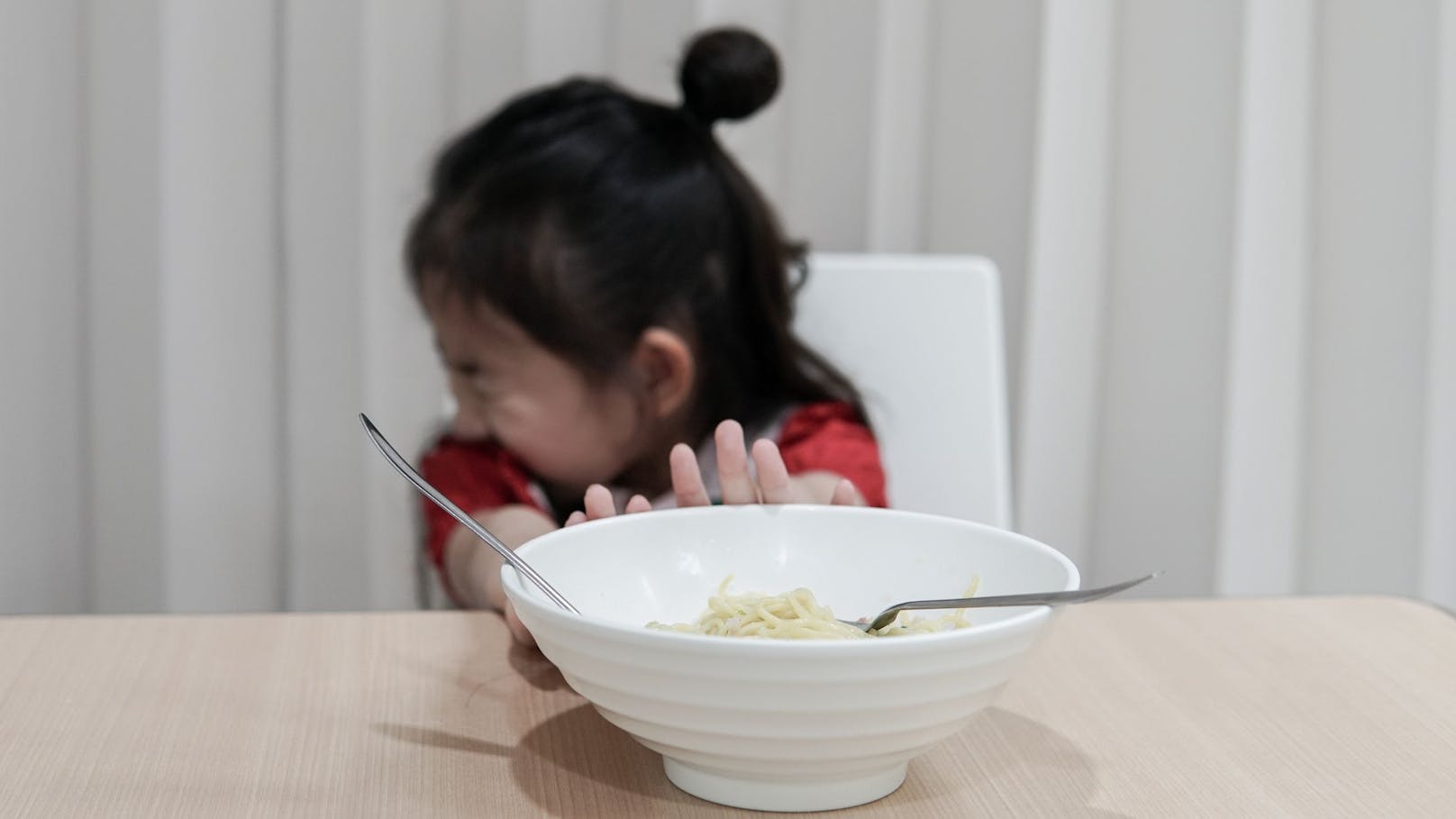 Eine Belastungsprobe für Eltern, wenn sich das Kind weigert, zu essen. 