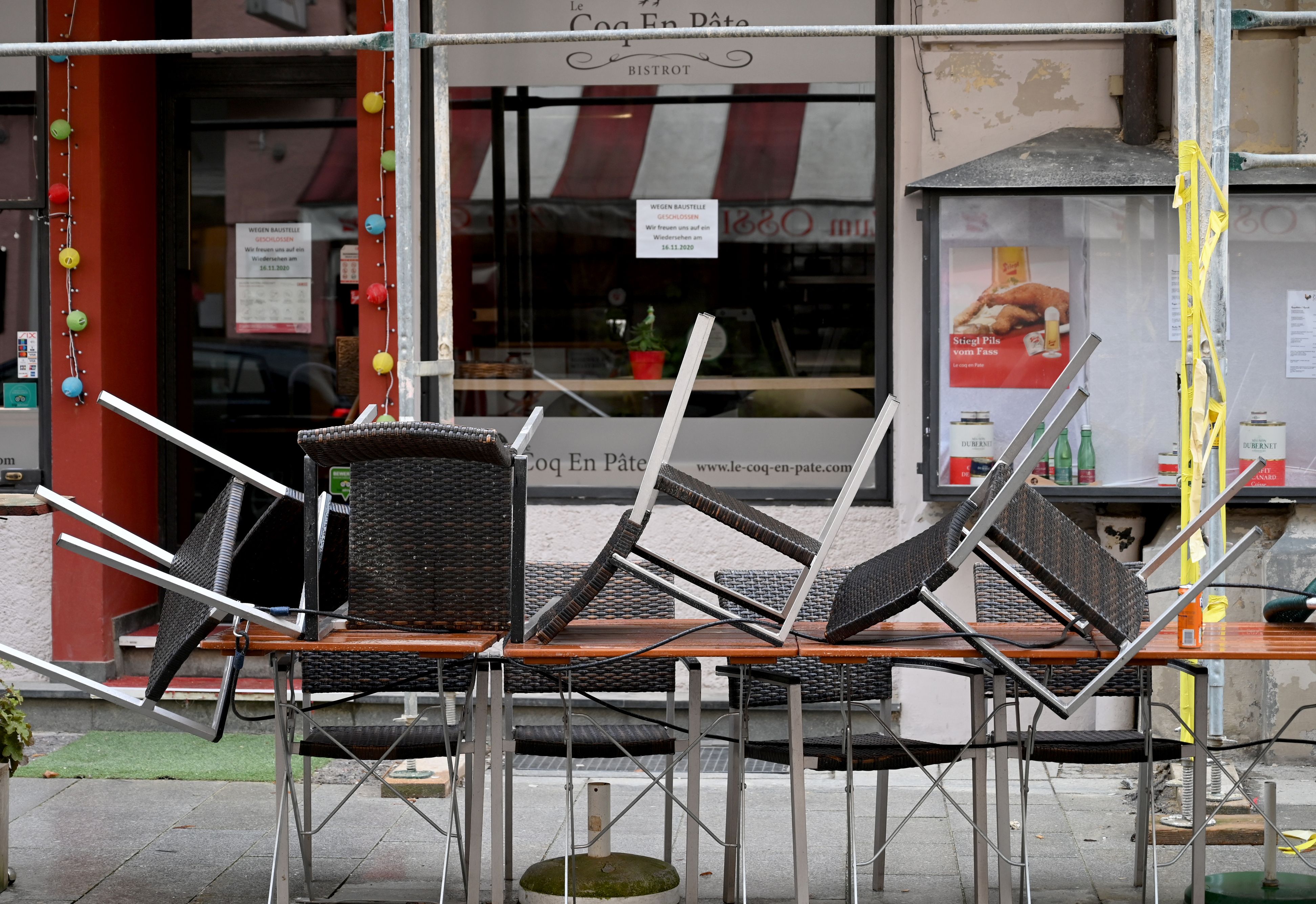 Ein geschlossenes Lokal in der Salzburger Linzergasse am 17. November 2020