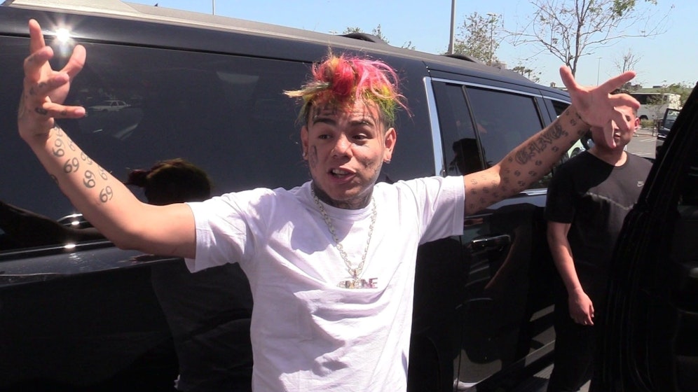 Rapper <strong>Tekashi 6ix9ine</strong> protzt gerne. Bei seinem letzten Restaurantbesuch ließ der Sänger ein saftiges 2.000-Dollar-Trinkgeld liegen.