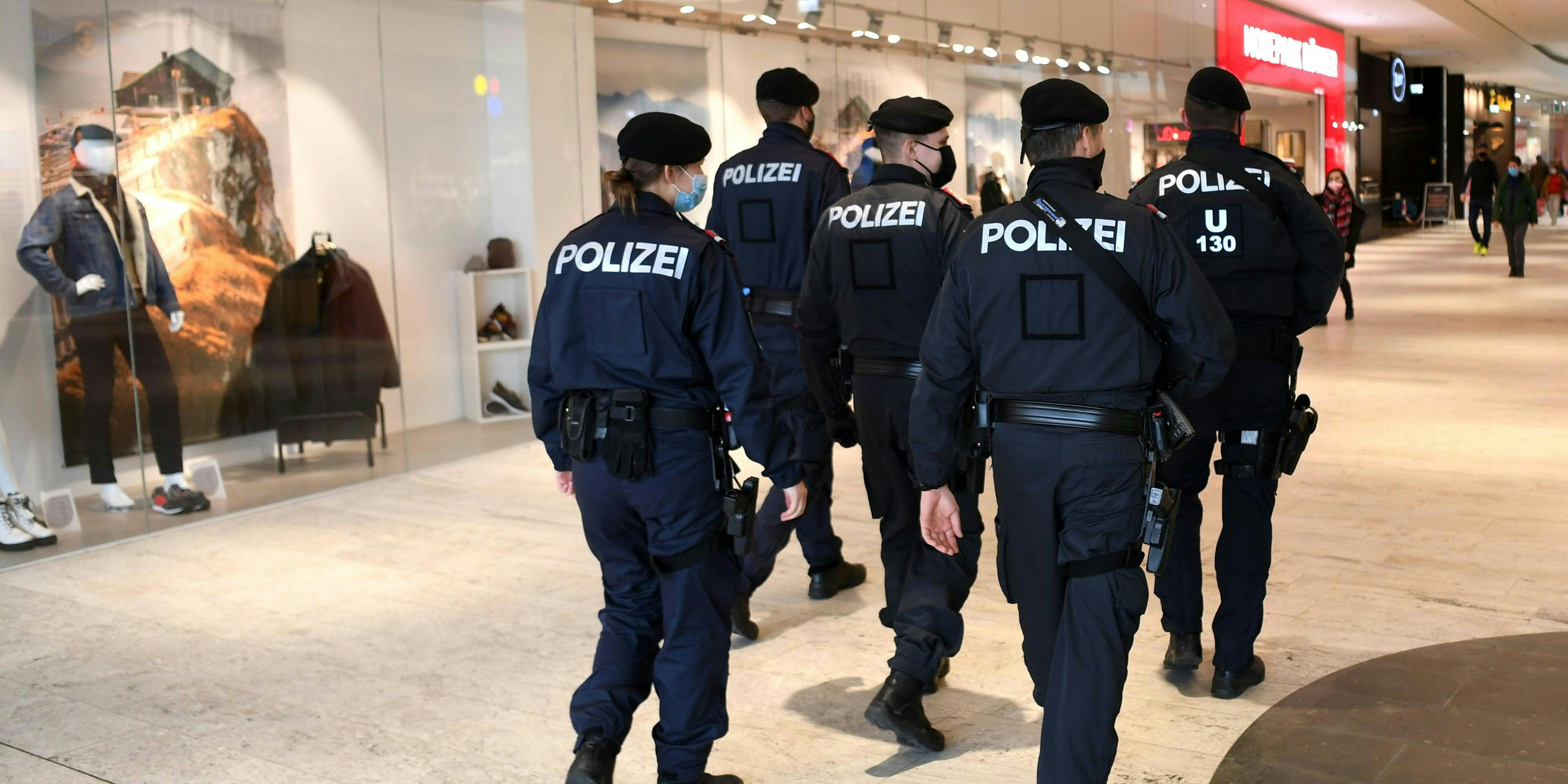 Polizei kann Büros, Öffis und "bestimmte Orte" kontrollieren