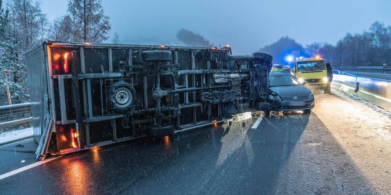 Die Fahrbahn war durch den Unfall blockiert.