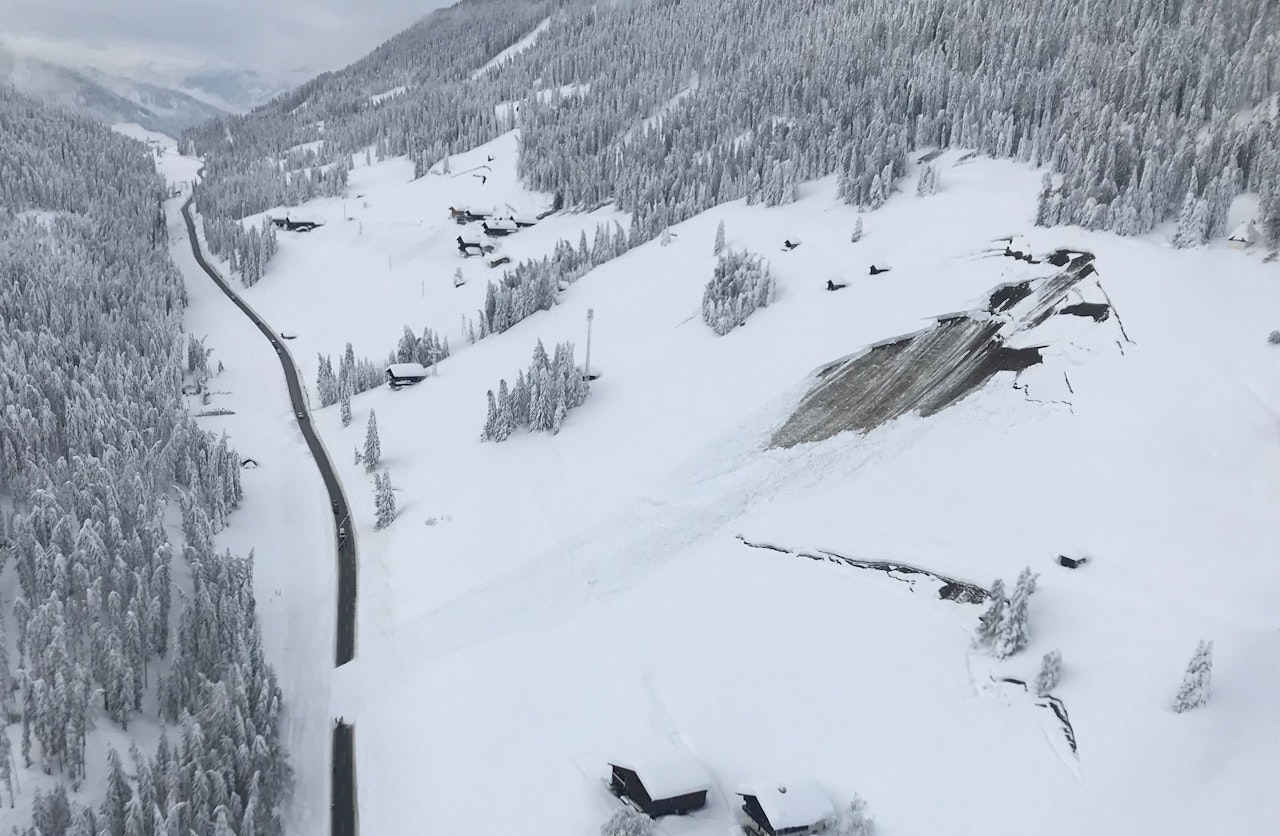 Heute.at - Straße nach Lawinenabgang verschüttet