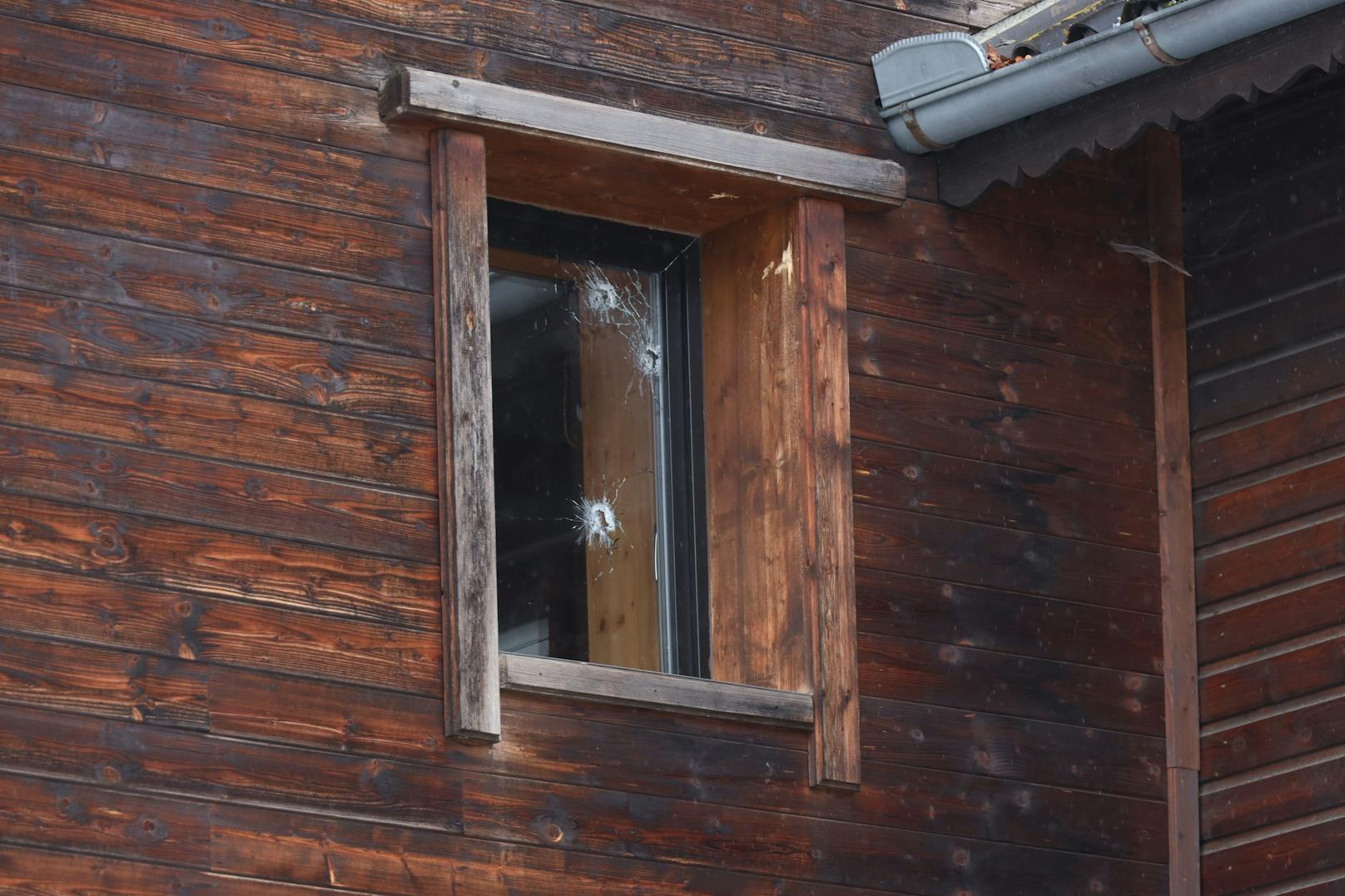 Mit Schüssen aus dem Fenster hat ein 61-jähriger Oberösterreicher in einer Notlage auf sich aufmerksam gemacht