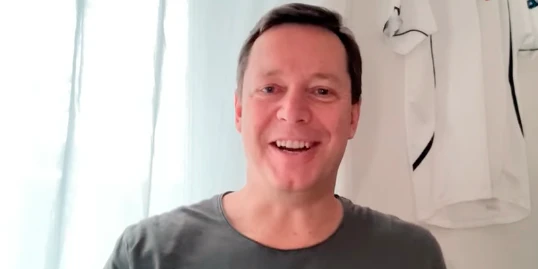 Alex Kristan zieht das "Kaufhaus Österreich" durch den Kakao.