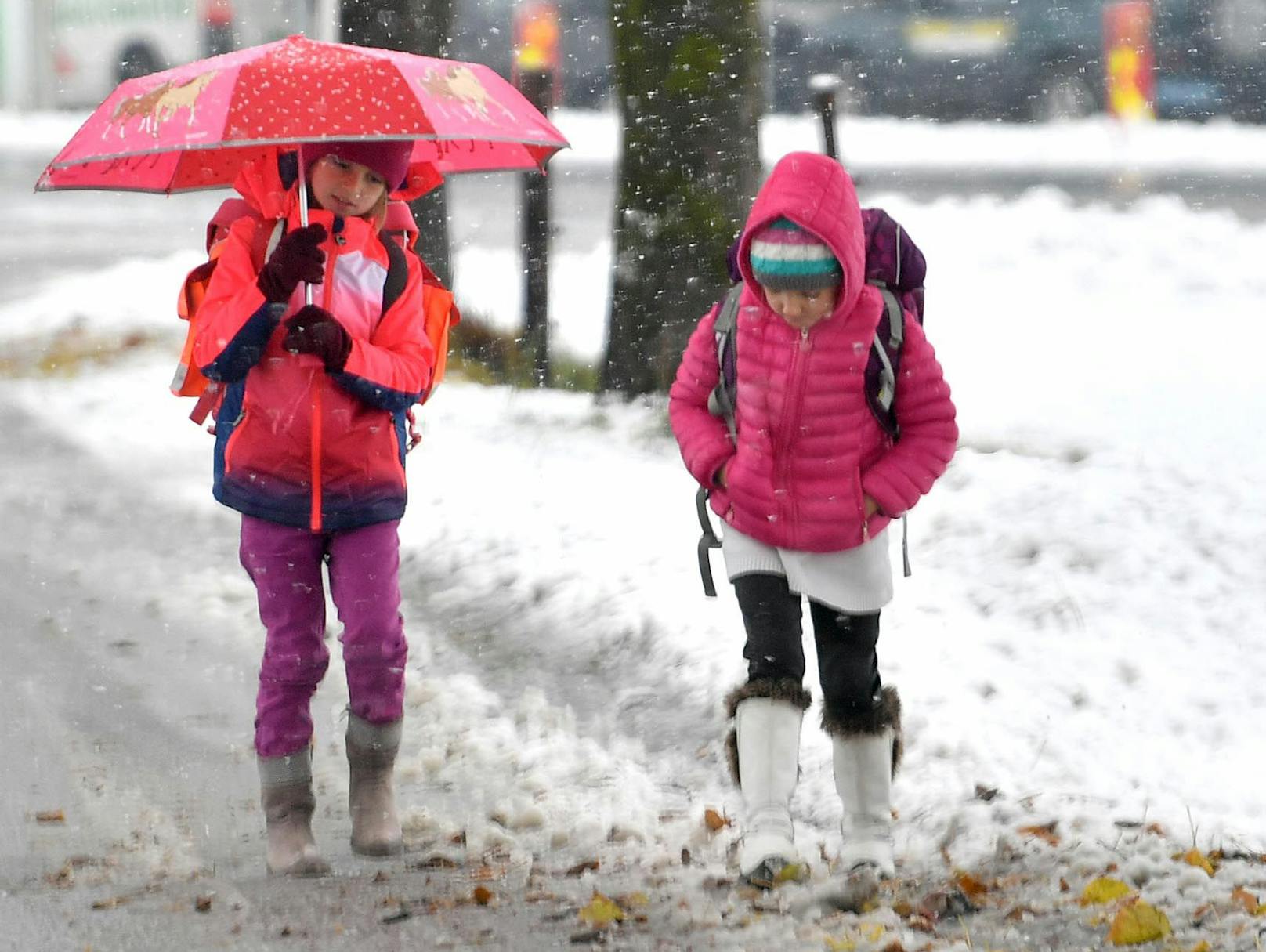 Kinder auf dem Schulweg bei Schneefall in Salzburg. (Symbolbild)