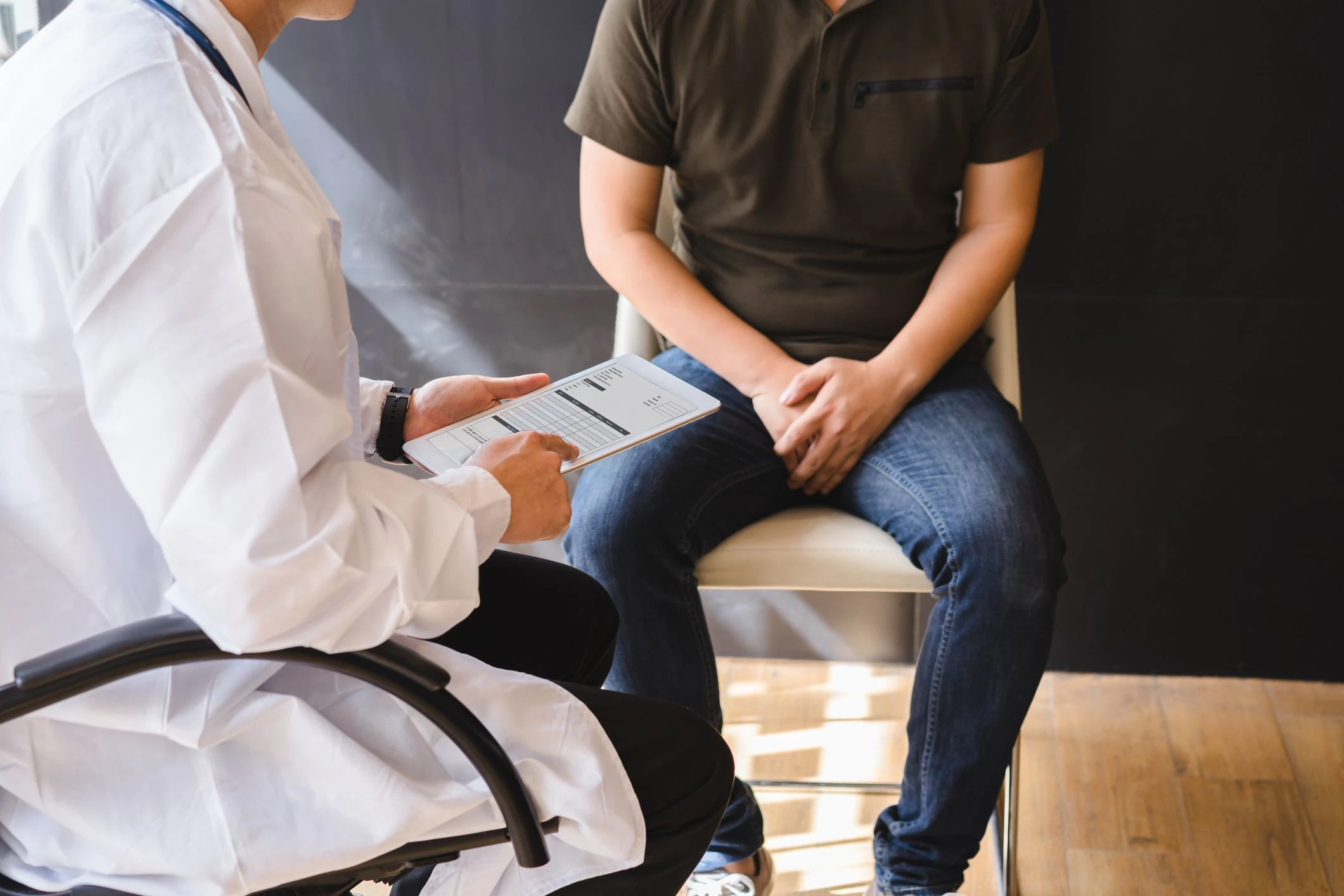 Männliche Patienten schildern vermehrt andauernde Erektionsstörungen nach einer Infektion mit dem Coronavirus.