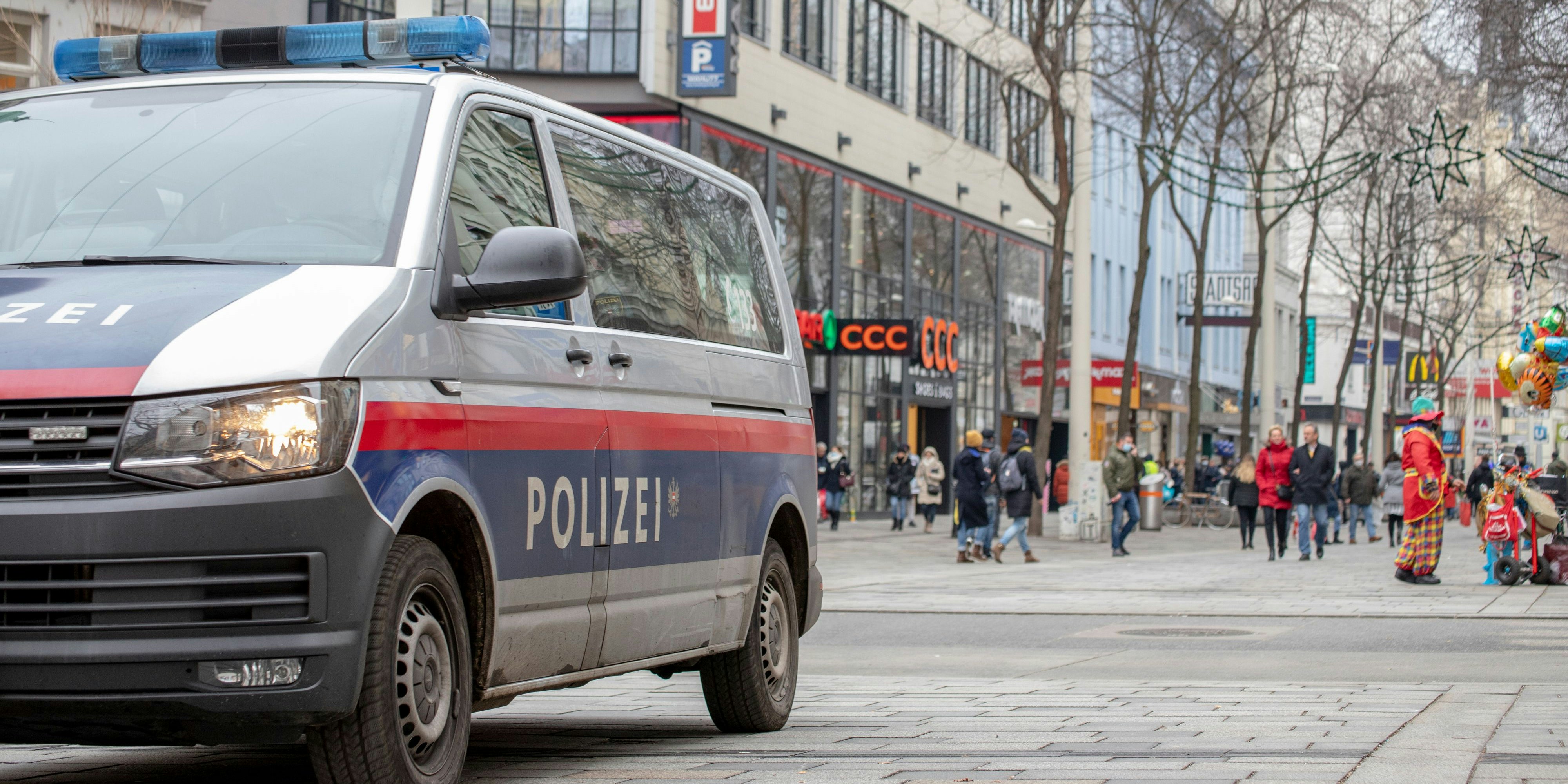 Corona-Kontrollen - bald nicht nur auf der Straße möglich. Die Polizei will Wohnungen auch ins Visier nehmen.