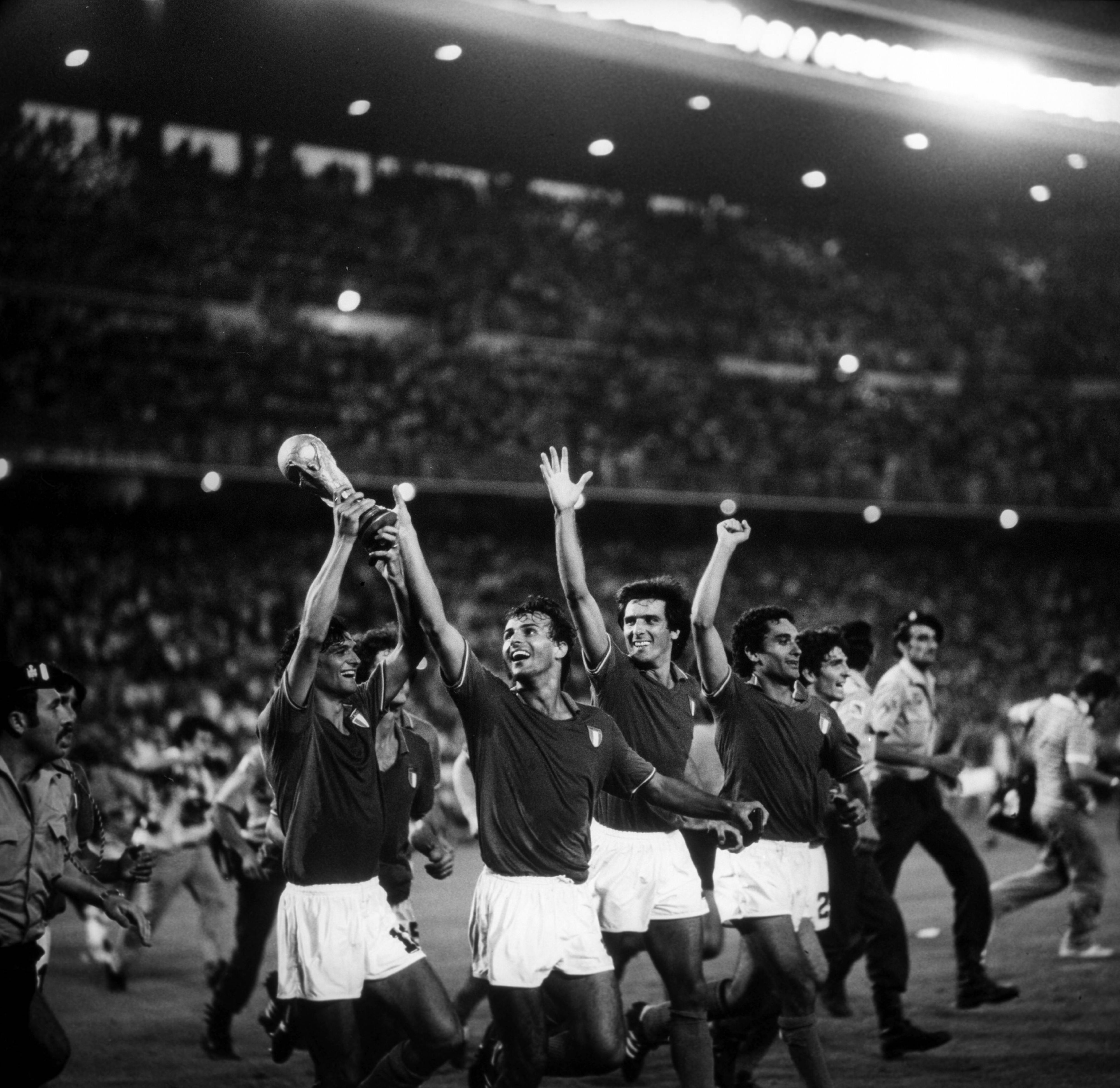 Rossi und seine Kollegen nehmen den WM-Pokal in Empfang.