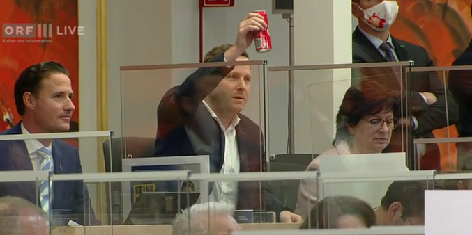 Schnedlitz beweist: Coca Cola, kein Bacardi. Zumindest die Dose.