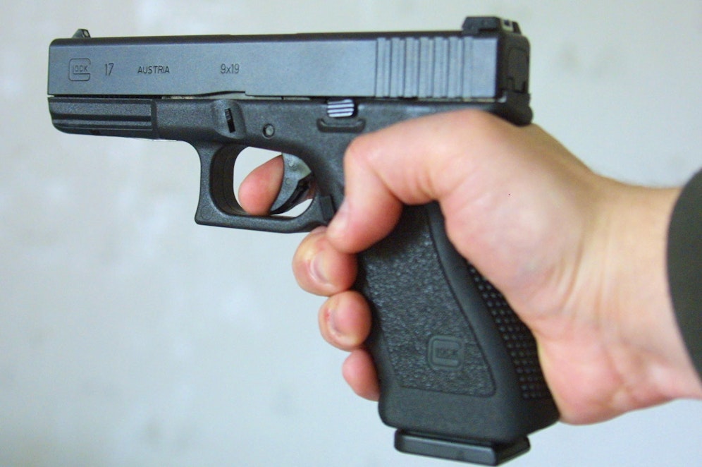 Bei der Waffenkontrolle löste sich ein Schuss, verfehlte einen Polizisten nur knapp.