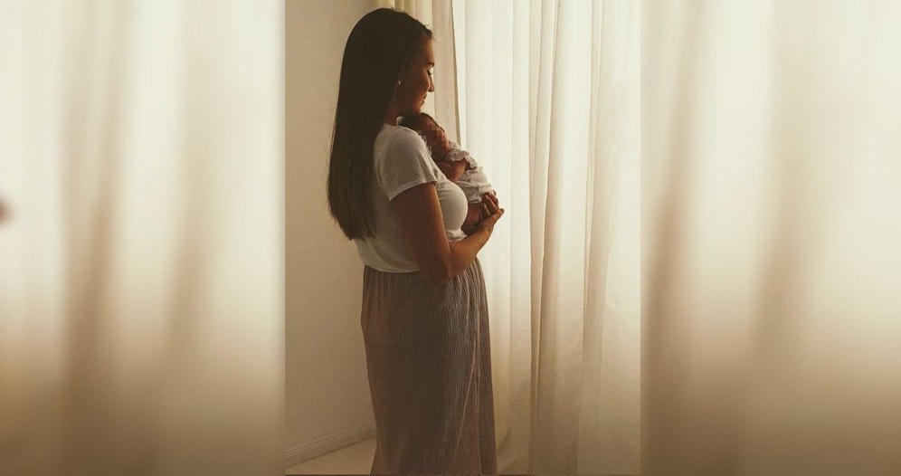 Nicole (26) sucht verzweifelt nach dem Weihnachtsgeschenk ihres Schwiegervaters.