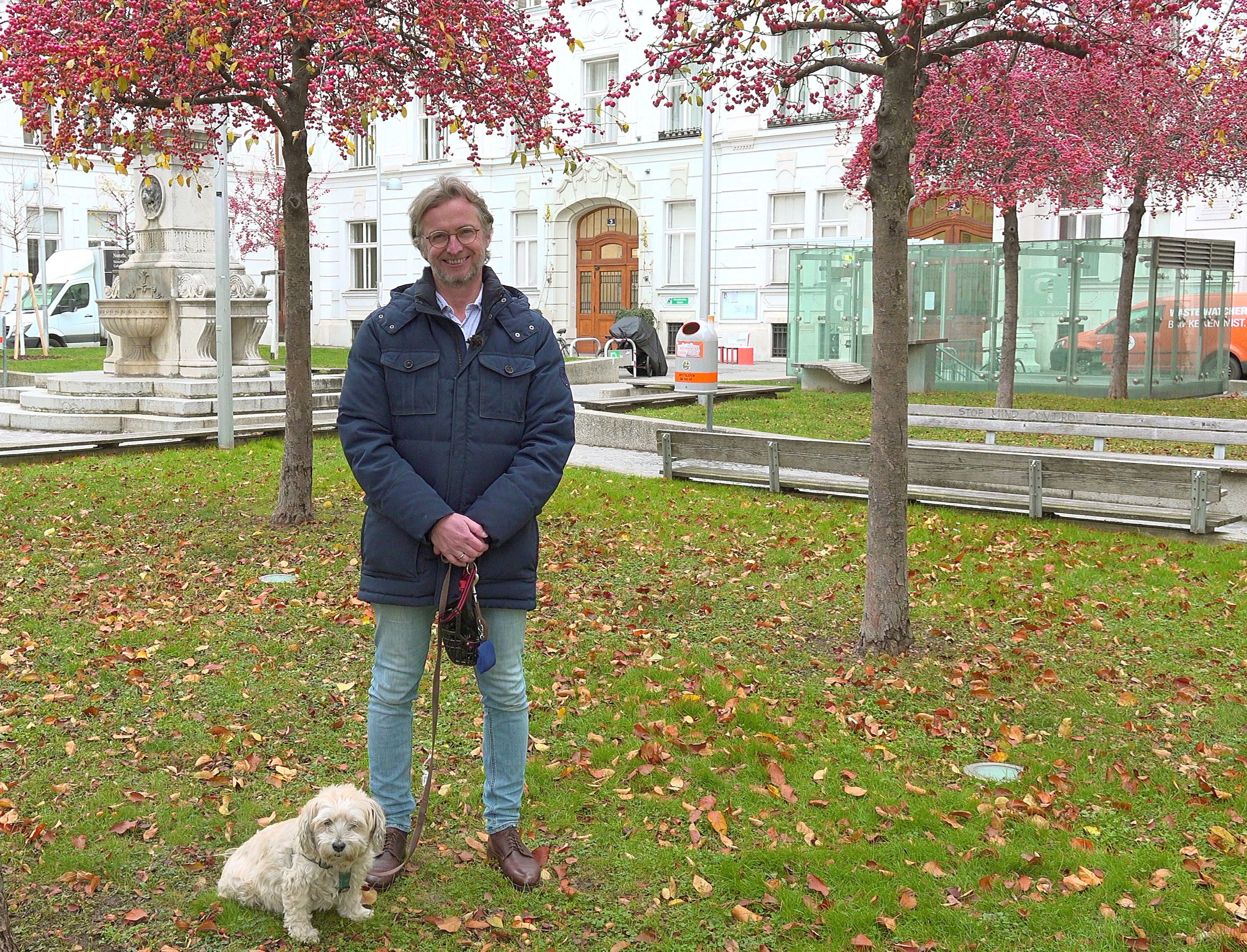 Am 11. Dezember wurde Martin Fabisch (52) als neuer Grüner Bezirksvorsteher der Josefstadt angelobt (im Bild mit Havaneser-Hündin Peekaboo).
