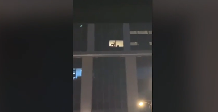 Oben vergnügte sich ein Paar, unten vor dem Hotel filmten Gaffer mit.