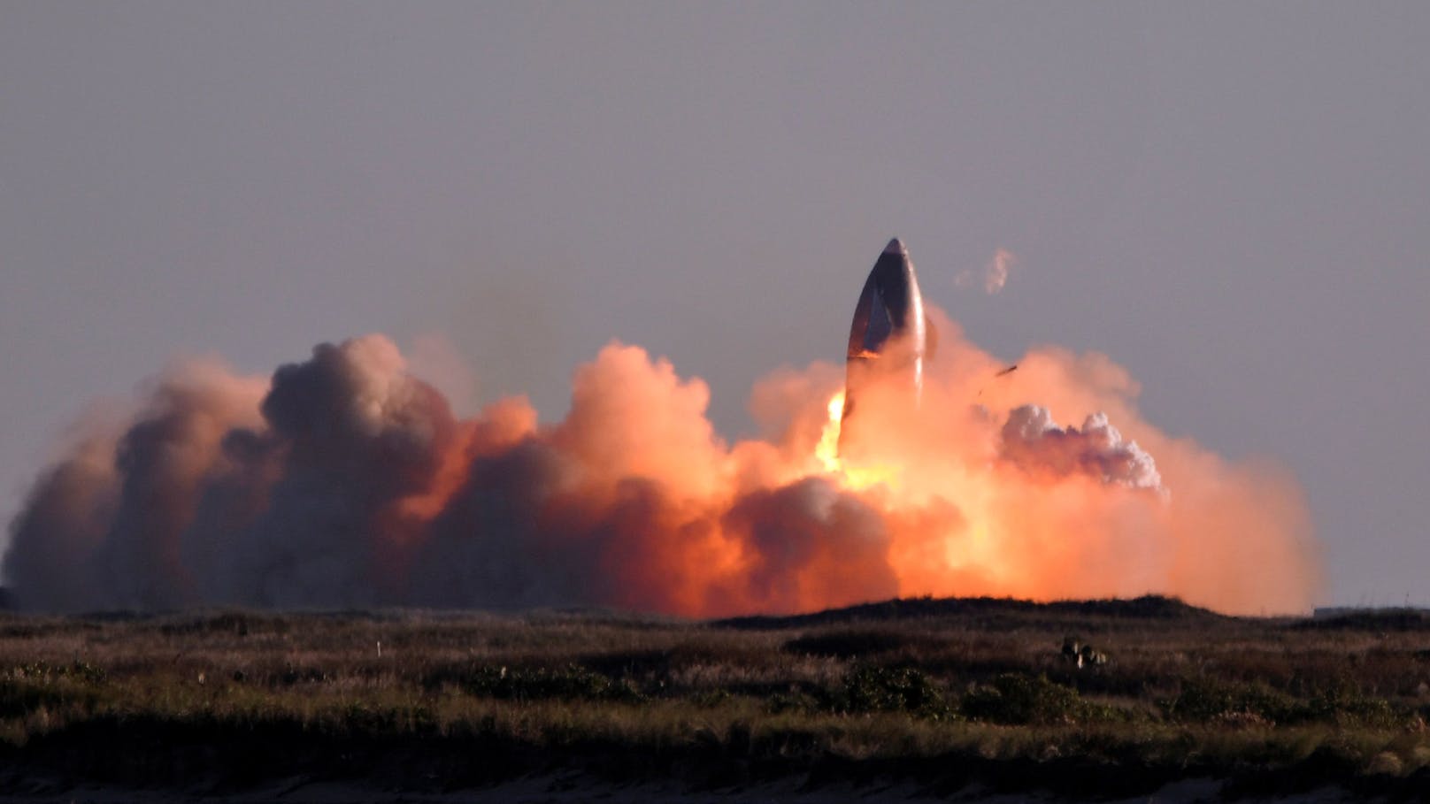 Geschwindigkeit beim Landeanflug zu hoch: Ein Starship-Prototyp der Raumfahrt-Firma SpaceX ist nach einem Testflug explodiert.