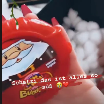 Laura freut sich über Hubba-Bubba-Kaugummi