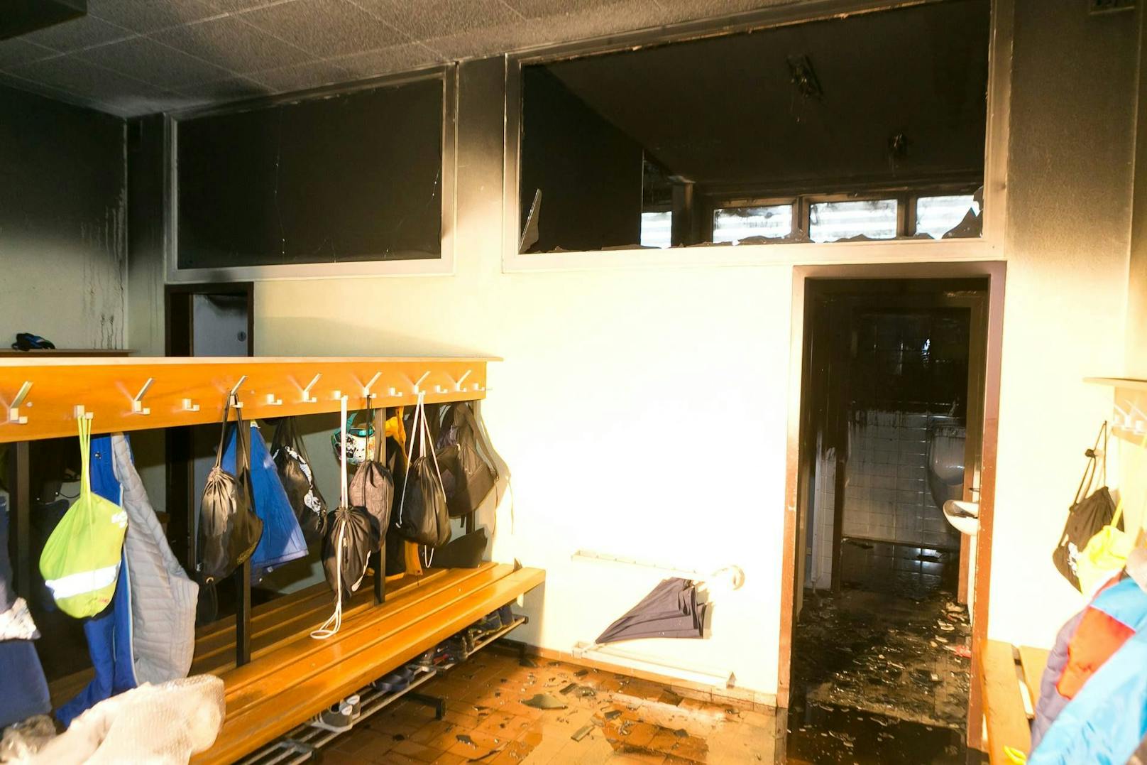 Ein Brand in der Mittelschule Altach hatte am 9.12.2020 einen Großeinsatz der Feuerwehren zur Folge. 270 Kinder mussten ins Freie gebracht werden.